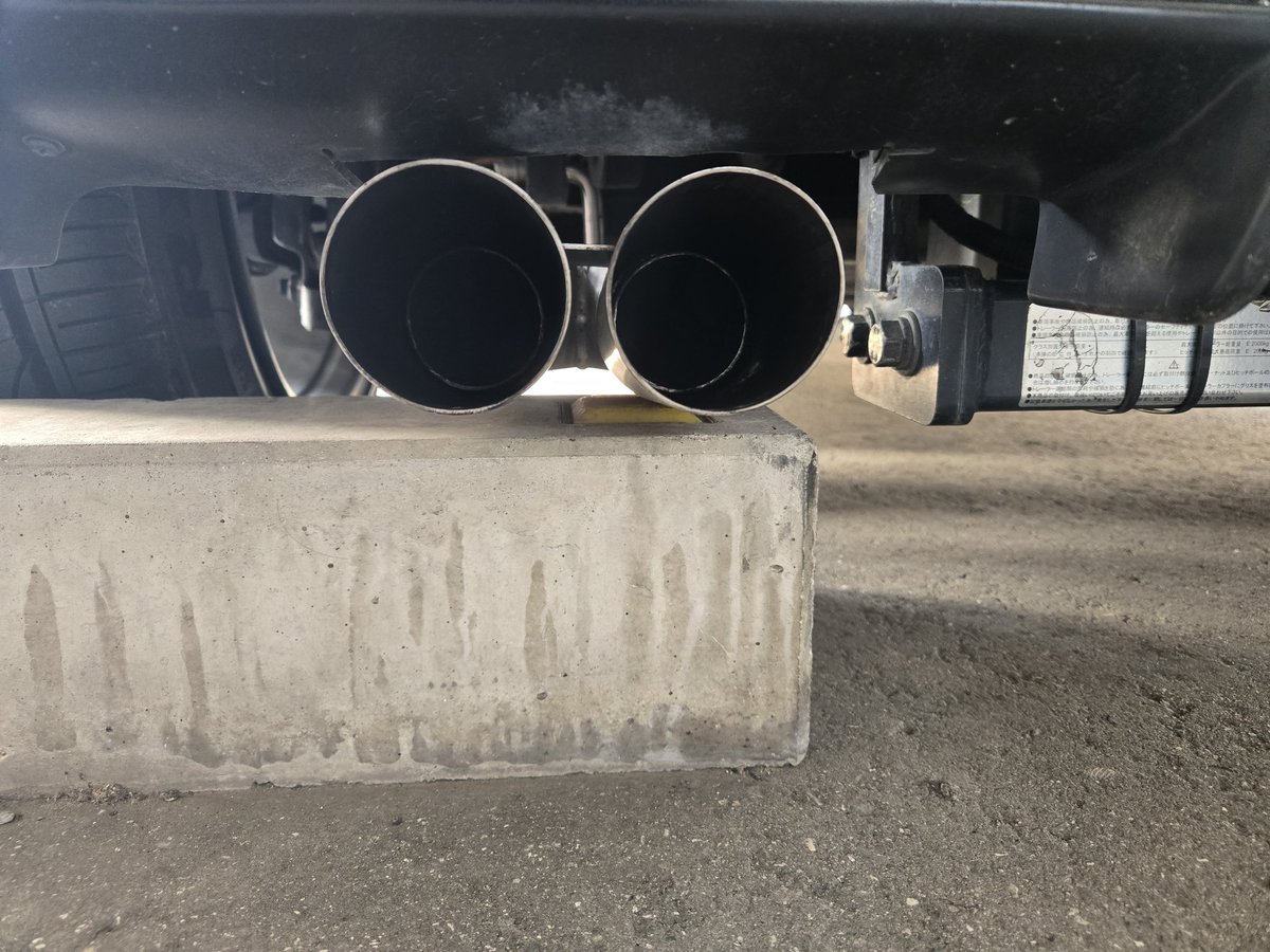 僕の車は決して車高は低くないのですよ。
車止めにタイヤ当てられるので😤