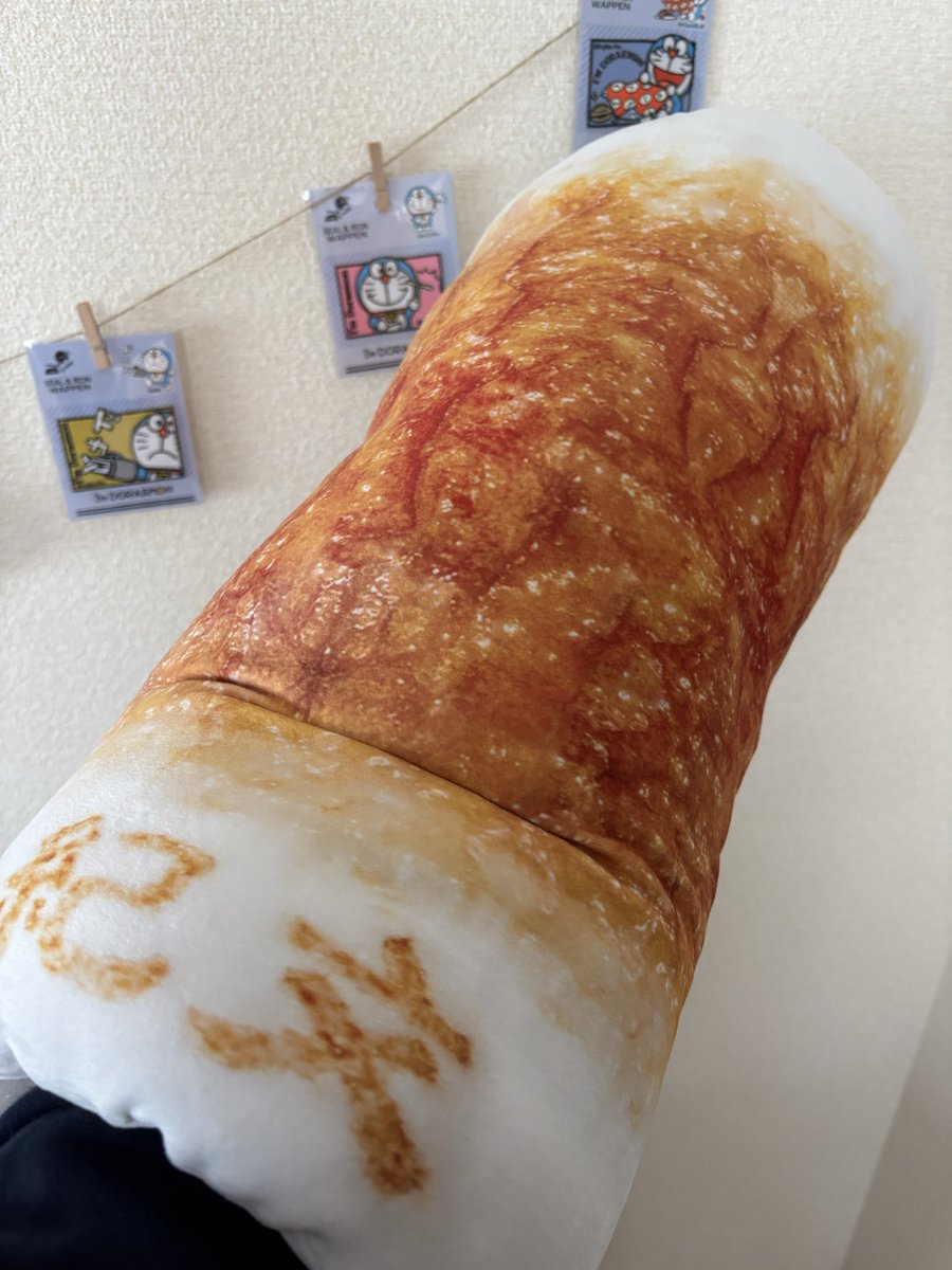 IwanSaika's tweet photo. 毎月リセットの🩸を見て落ち込み、メンタルやられる😭
なんかヤケになり今日は本屋さんでちくわクッション買ってしまった💦もちもちで気持ち良い…荒んだ心に癒しを… https://t.co/CYVuFFp5th