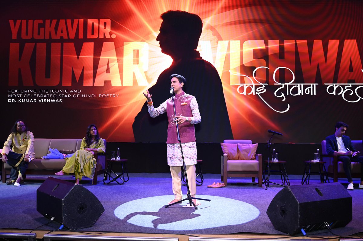 DrKumarVishwas's tweet photo. दिल्ली के यशोभूमि कन्वेंशन सेंटर में आयोजित ‘नवाचार कवि सम्मेलन’ को अपनी उपस्थिति से महोत्सव बनाने वाले सभी श्रोताओं का आकाशभर आभार🙏 
हज़ारों रुपये की टिकट लेकर दूर-दूर से पहुँचे काव्य-प्रेमियों ने एक बार फिर यह प्रमाणित कर दिया कि हिंदी का यश वहां पहुंचकर रहेगा, जहाँ उसे होना चाहिए❤️
Wardrobe: @AbsolutoTDS