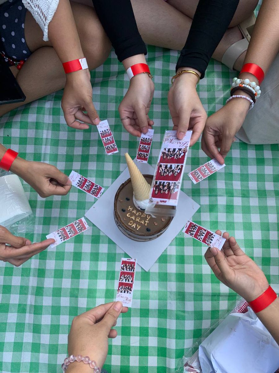 millyxdk_'s tweet photo. I'm so happy to attend an event like this to celebrate sebong birthdays, but it also becomes extra special when my carat friends are with me ><.
@ivyverie_
@wonwoos_wife
@haloofhannie
@mhel_rosee
thank you for this event!!
#LoveNoteFromDKVernonDino https://t.co/O8gug8Y0YM