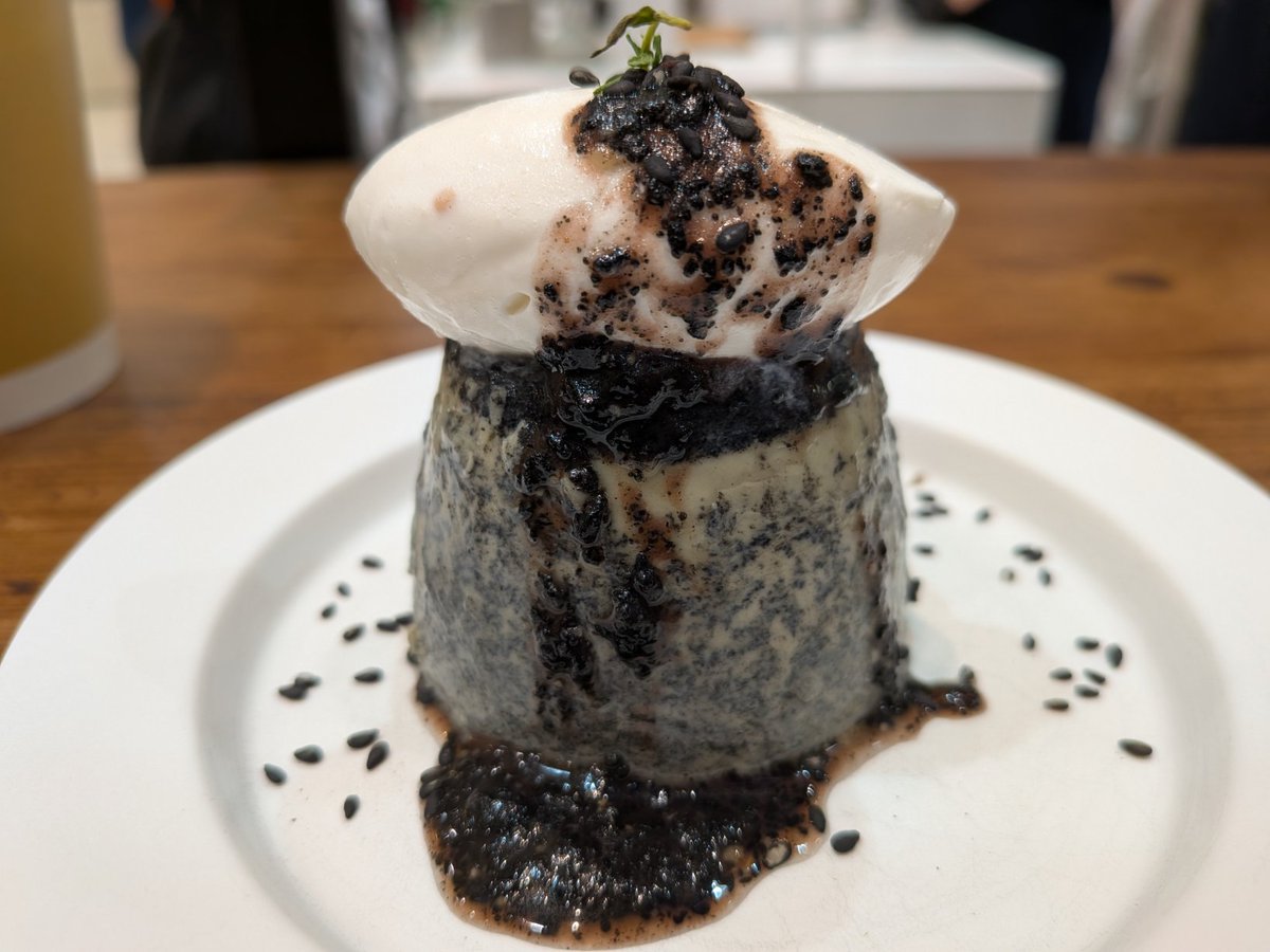 元町の方で食べたかったプリンが目前で売り切れて無念だったので、阪神へハシゴしてプリン成分を補充する。