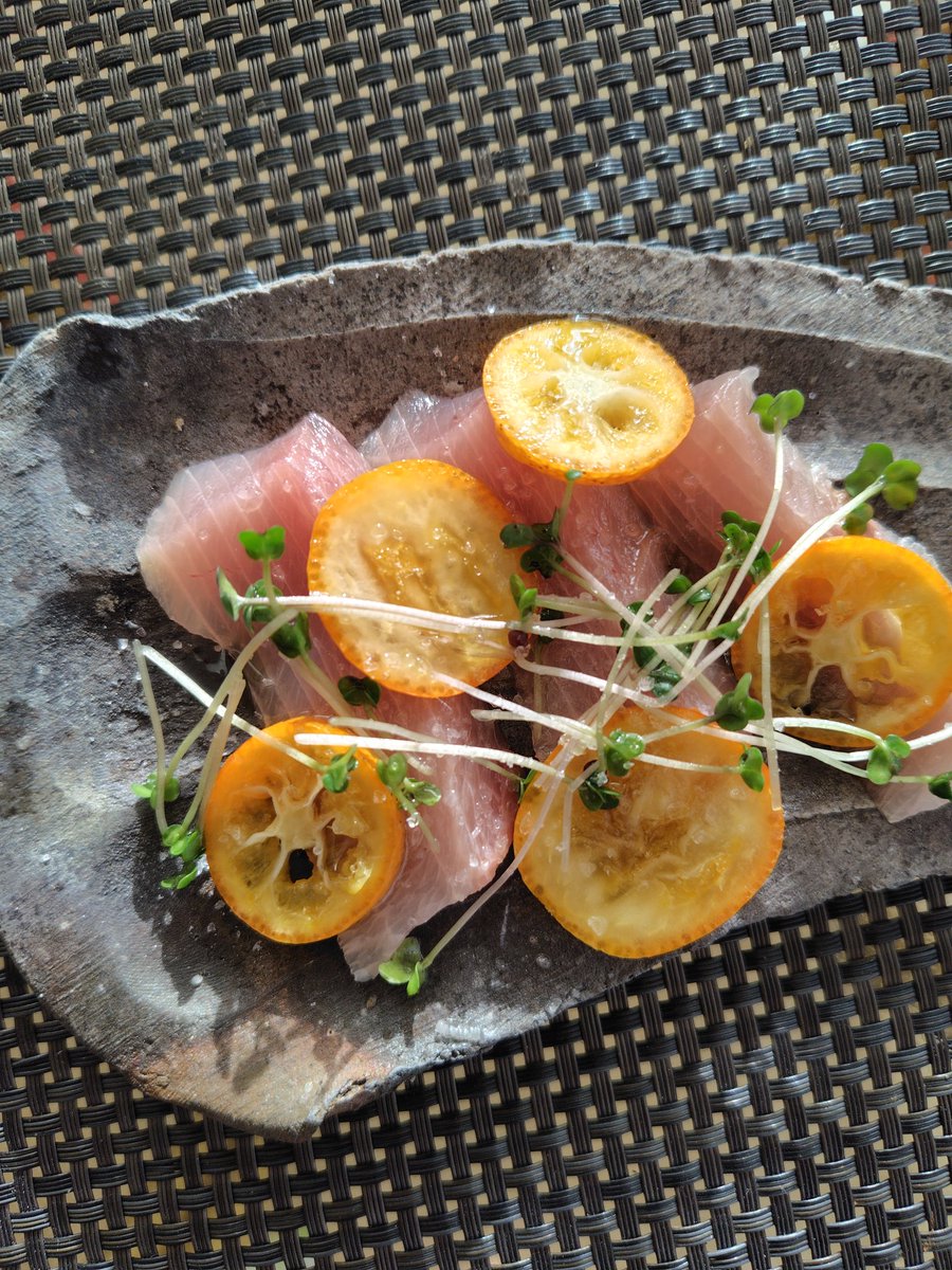 #ブリとキンカンのカルパッチョ
ブリの刺し身、キンカンとマッチしました。
写真写り悪いですけど…