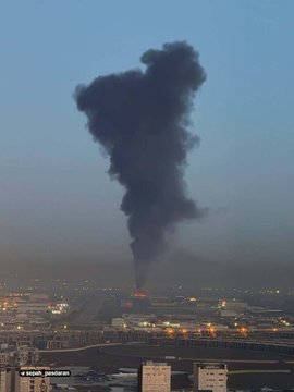 🚨🇦🇪दुबई हमले की ताज़ा जानकारी: वॉइस जर्नल: आज सुबह दुबई के जेबेल अली बंदरगाह पर एक विमान के मलबे के गिरने से आग लग गई। अल अरबिया: दुबई अधिकारियों ने पुष्टि की है कि हवाई सुरक्षा बलों द्वारा रोके गए ड्रोनों का मलबा दो घरों के आंगन में गिरा, जिससे दो लोग घायल हो गएचिकित्सा सहायता