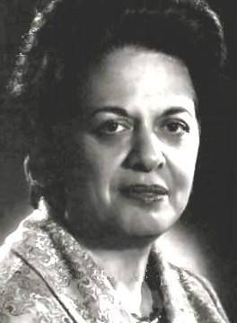 #DieErstenihrerArt im #WomensHistoryMonth präsentiert wieder täglich eine Frau, die Geschichte geschrieben hat:
Heute aus akutellem Anlass Farrochru Parsa. Die Ärztin und Pädagogin war von 1968-71 die erste weibliche Ministerin im #Iran . Nach Khomeinis Rückkehr wurde sie