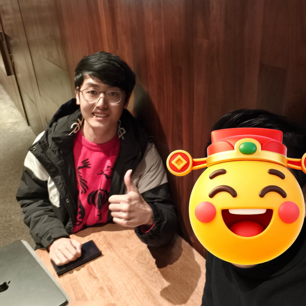 年前我跟「黑马程序员」上海的校长交流，划几个重点 🤫

1）传统后端开发必须结合 AI 智能应用：现在企业招后端，基本都要求能结合 AI 做智能化功能，手写 CRUD 的码农时代已经过去了。连 Java 课程里都开始教 Python 和模型微调了，会这些的人找工作非常吃香。

2）AI 大模型方向就业机会非常多：黑马