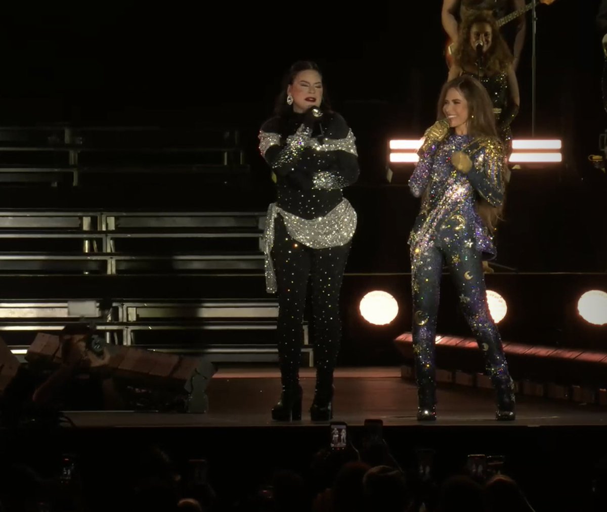 Raquenel y <a href="/GloriaTrevi/">GloriaTrevi</a>  juntas en concierto por primera vez desde hace 30 años. Gracias por el amor y la generosidad de ambas