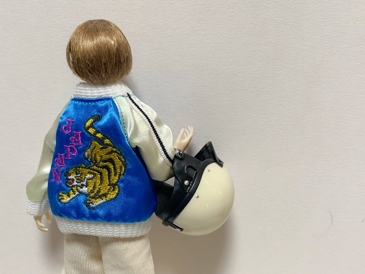 何周か遅れで出現する次元ドラストのガチャにお宝が！OCEAN BEETLE ミニチュアヘルメットコレクション⛑️アイボリー可愛い🫶シチリアくんヘアパーツはミケーラさんでもギリダメだった(前髪が干渉)けどひまるさんのウィッグなら余裕でかぶれました✨被らなくても小道具で使えるしこれは良きものーー