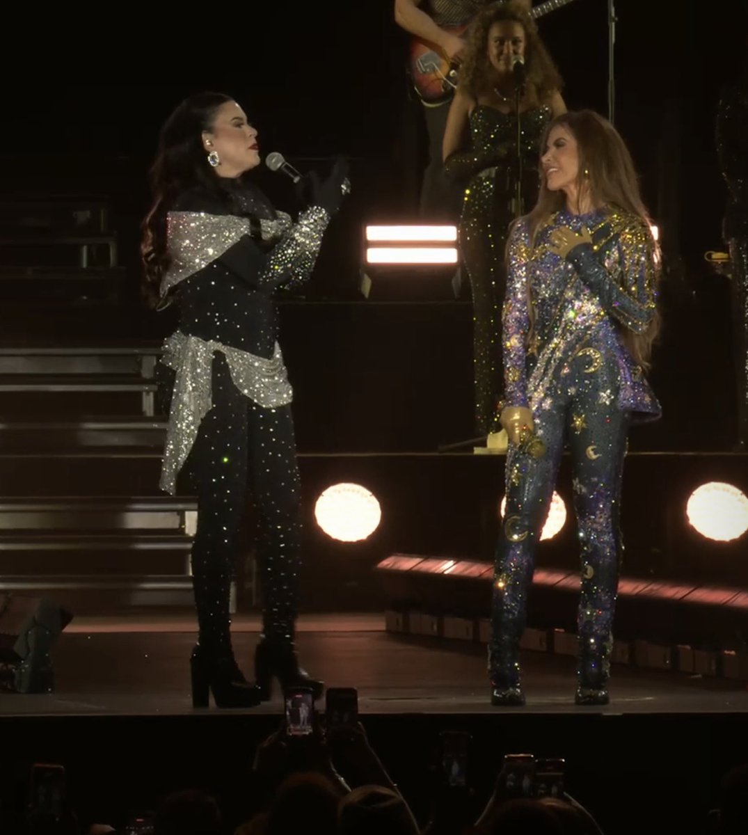 Juntas como hace más de 30 años, pero hoy con madurez, libres, amando y siendo amadas. 
#GloriaTrevi #Raquenel