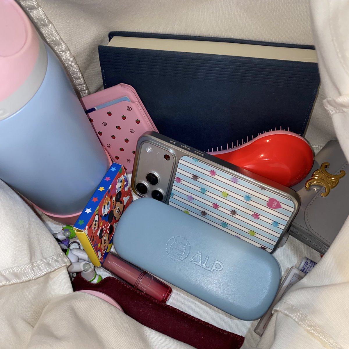 blueblo0ms's tweet photo. neww 👚🍓🐌 https://t.co/Cf2iIbUsXf
