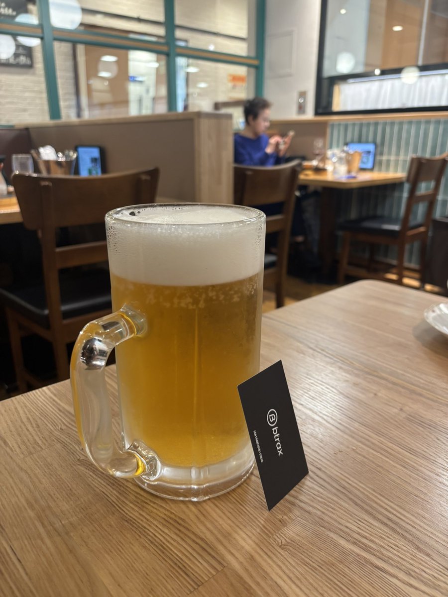 つばめグリルで大ジョッキオーダーしたら、予想以上の大きさで、1人