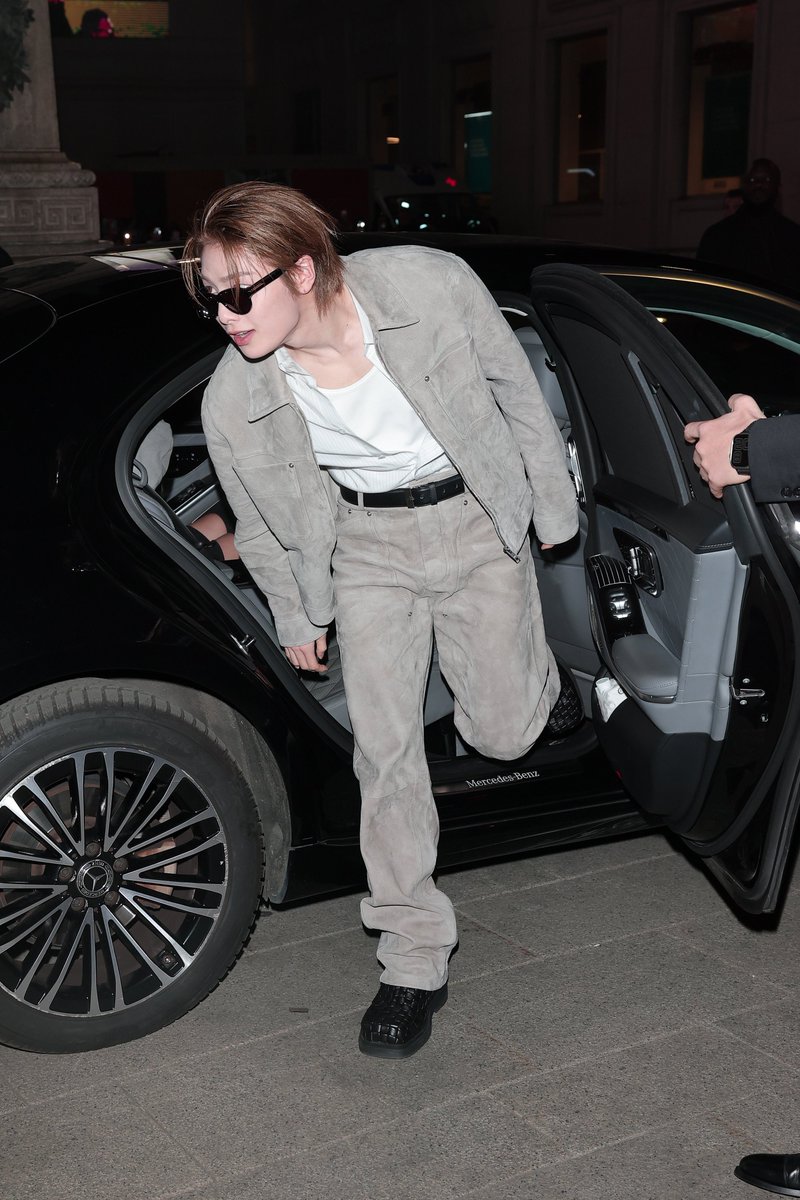 ชอบรูปนี้มาก จังหวะก้าวเท้าออกมาจากรถเบนซ์ ตามองลอดแว่น เท่ค่ส