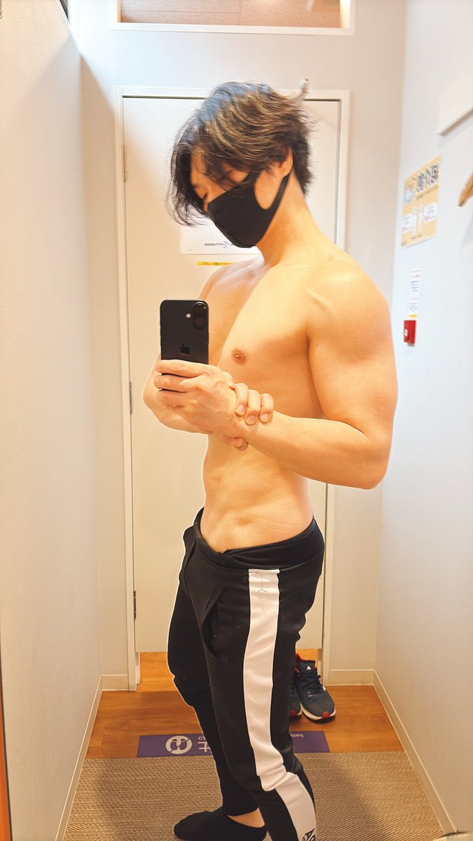 久しぶりに筋トレしたΣ(ﾟДﾟ) 全体的にサイズダウン！ 特に胸が無くなっ