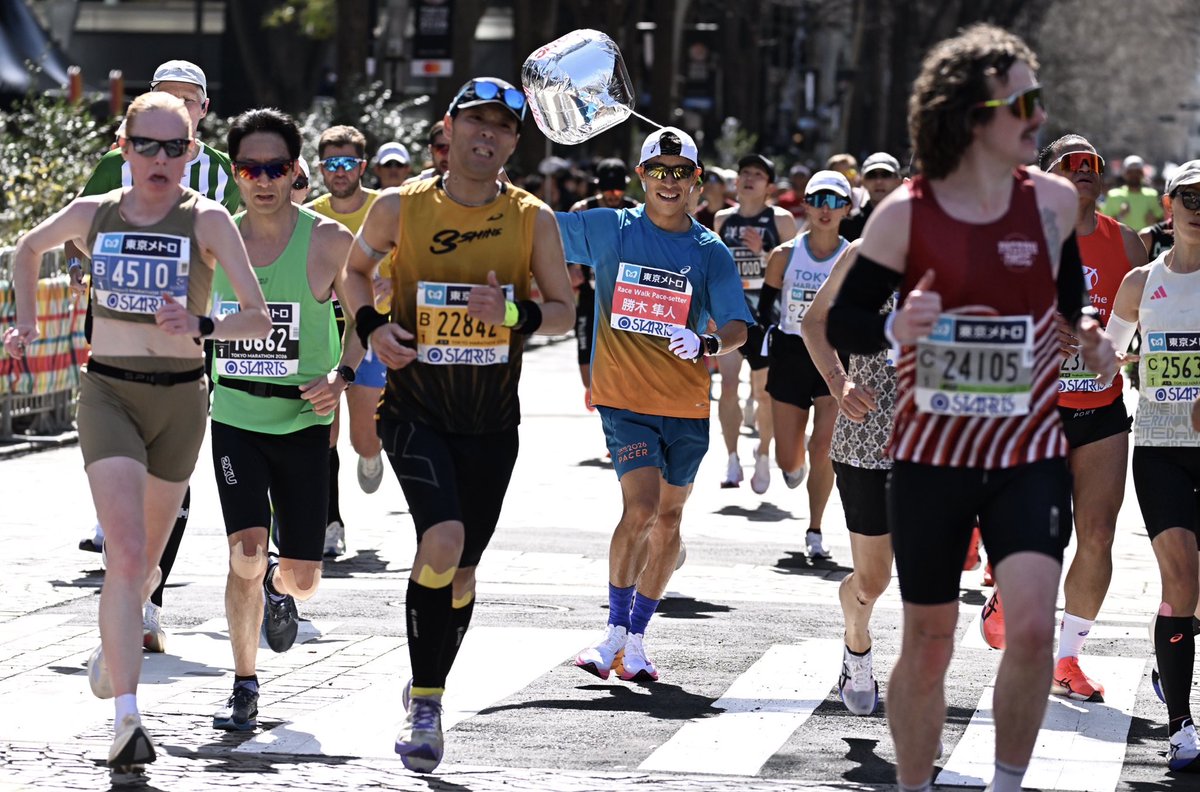 Hayato_RACEWALK's tweet photo. 東京マラソン2026🗼

他のペーサーが3人体制の中、3:07のペーサーは私1人のため、いかにリズムを崩さないかに気を配って歩きました。

バルーンを頭につけたことで多くの方に見つけてもらえて、「勝木頑張れ！」「競歩頑張れ！」「やる気！元気！勝木！」と応援してくださってとても嬉しかったです！ https://t.co/LUdLRHQjhA