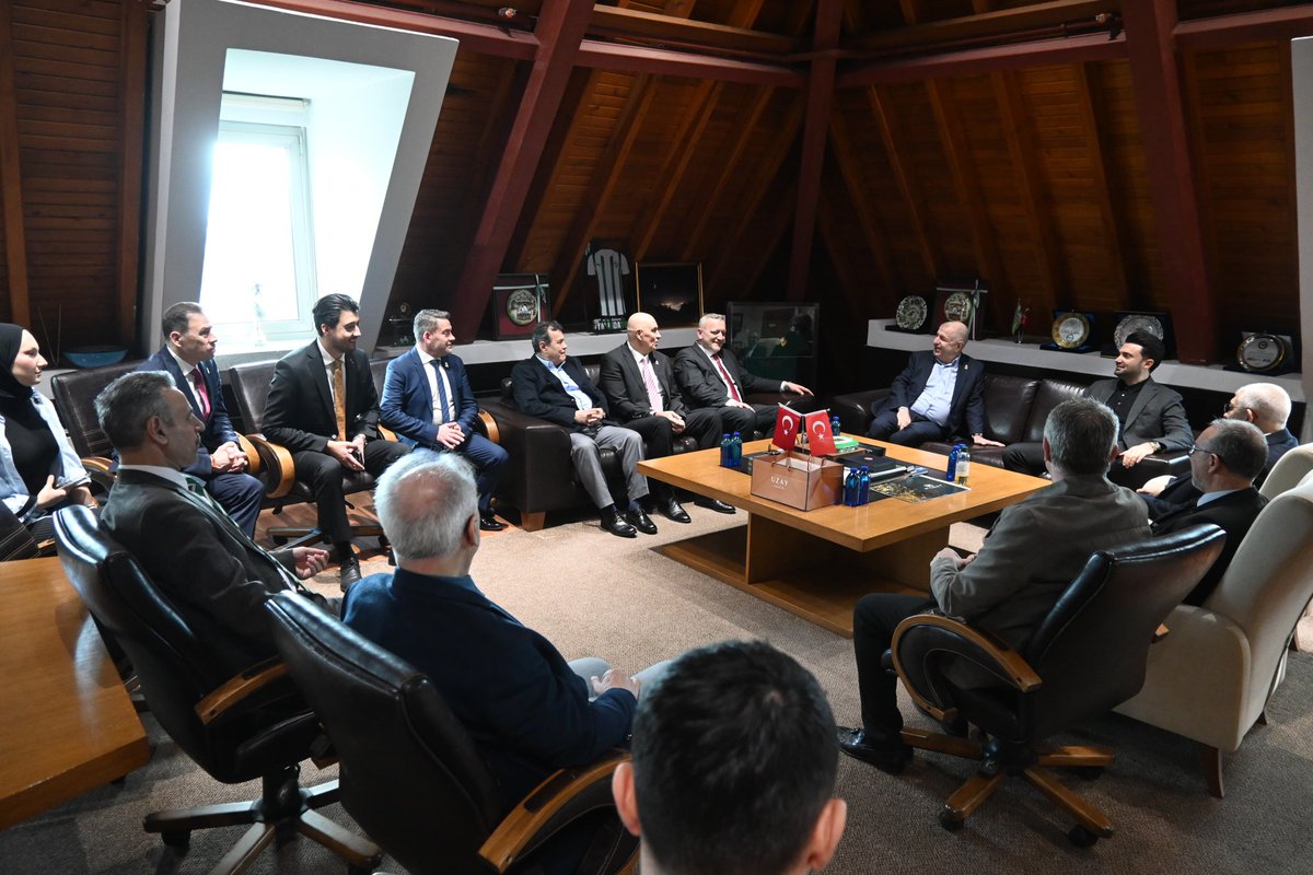 umitozdag's tweet photo. Zafer Partisi Genel Sekreteri Cezmi Polat, Genel Başkan Yardımcılarımız Dr. Fikret Bayır, İbrahim Kaan Erten ve Bursa İl Başkanımız Cihat Gazi ile Bursa teşkilat mensuplarımız ile birlikte Bursaspor Kulübü Başkanı Sayın Enes Çelik ve yönetim kurulu üyelerini ziyaret ettik.

Bursaspor ve taraftarının ligde ve tribünde verdiği mücadeleyi desteklemeye devam edeceğiz.

Süper Lig yolunda önemli bir aşamaya gelen Bursaspor'a bu vesileyle bir kez daha başarılar diliyor, Kulüp Başkanı Enes Çelik ve yönetim kuruluna misafirperverlikleri için teşekkür ediyorum.

@zaferpartisi
@BursasporSk