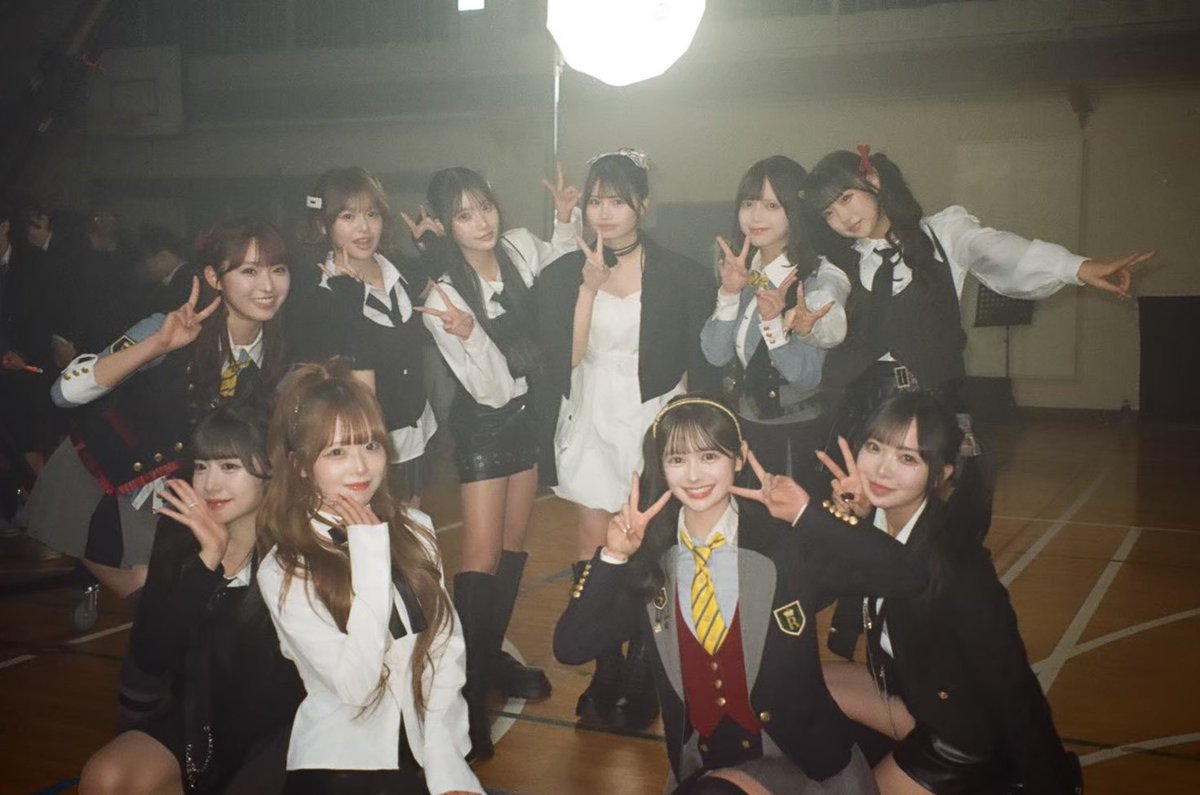 AKB48_staff's tweet photo. ⋆͛📢⋆お知らせ 🎸🥁

以前TikTokでコラボさせていただいた一生友子さんがAKB48の楽曲『GIVE ME FIVE！』のMVをカバーしてくれました🙌🏻🌸
▶︎https://t.co/mqVvKj7ti4

なんと❕
#山内瑞葵 #伊藤百花 #川村結衣
もMVにゲスト出演🎀🍑🍓

バンドシーンにも挑戦したので
ぜひご覧ください🎤˖⁺‧₊˚ https://t.co/T02G2zaGZh