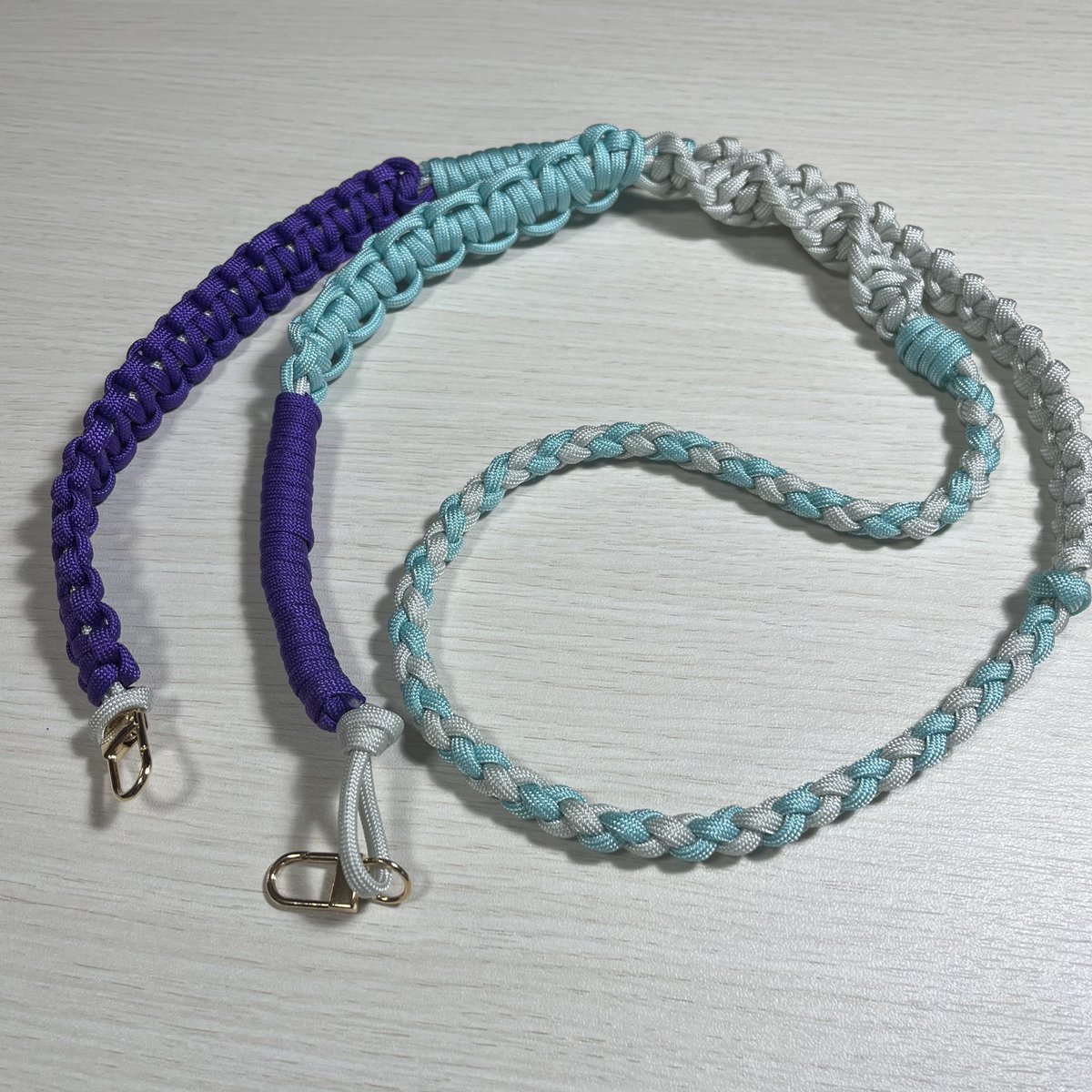 キャラクターモチーフショルダーストラップなどを作っています