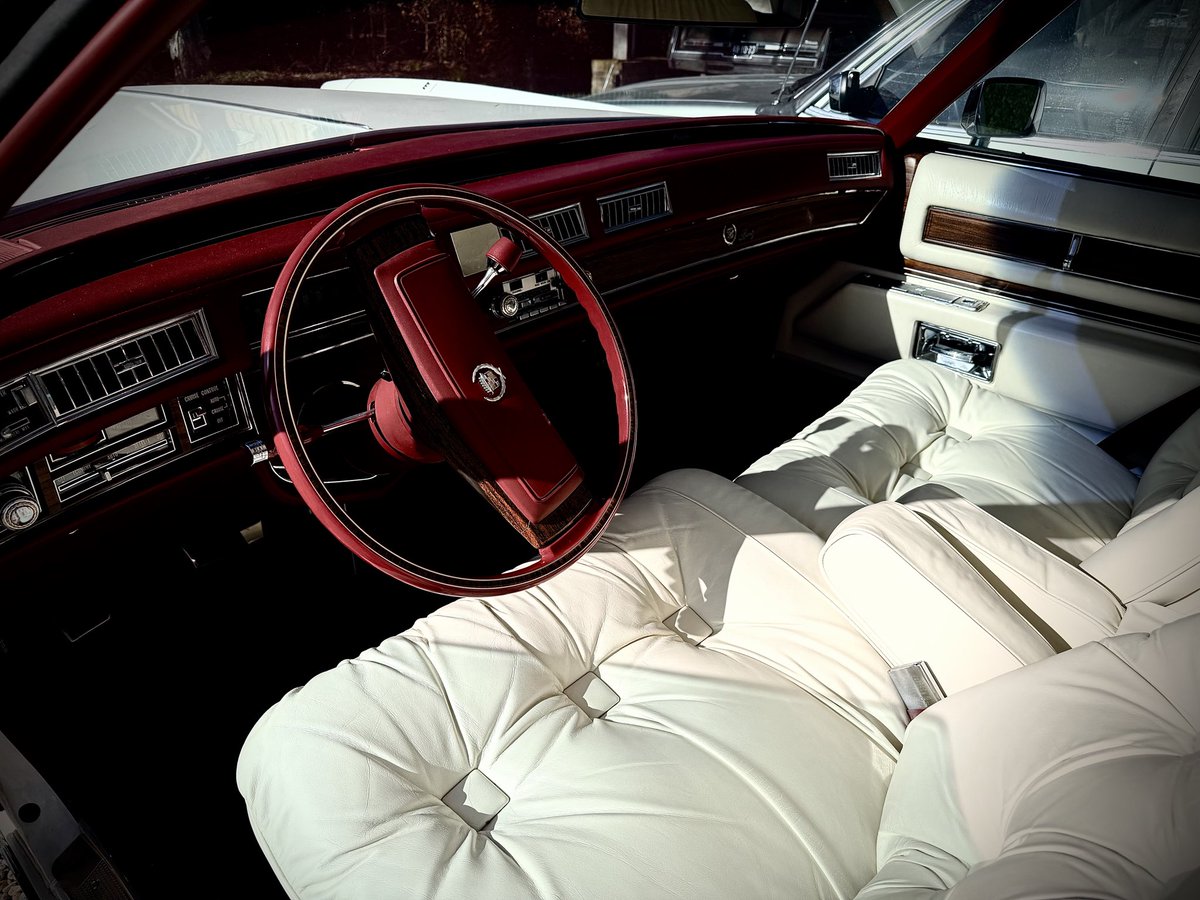 janvayne's tweet photo. Naast de Cadillac Eldorado 1978 met slechts 2700 original miles vond ik onlangs de exacte kopie van m’n vaders bmw 733i uit 1982, na meer dan 25 jaar zoeken. Ook met maar 43000 originele kilometers.
Welke klassieker vind je mooier?? 

#classiccars #BMW733i #CadillacEldorado https://t.co/Dh1vMT5sfC