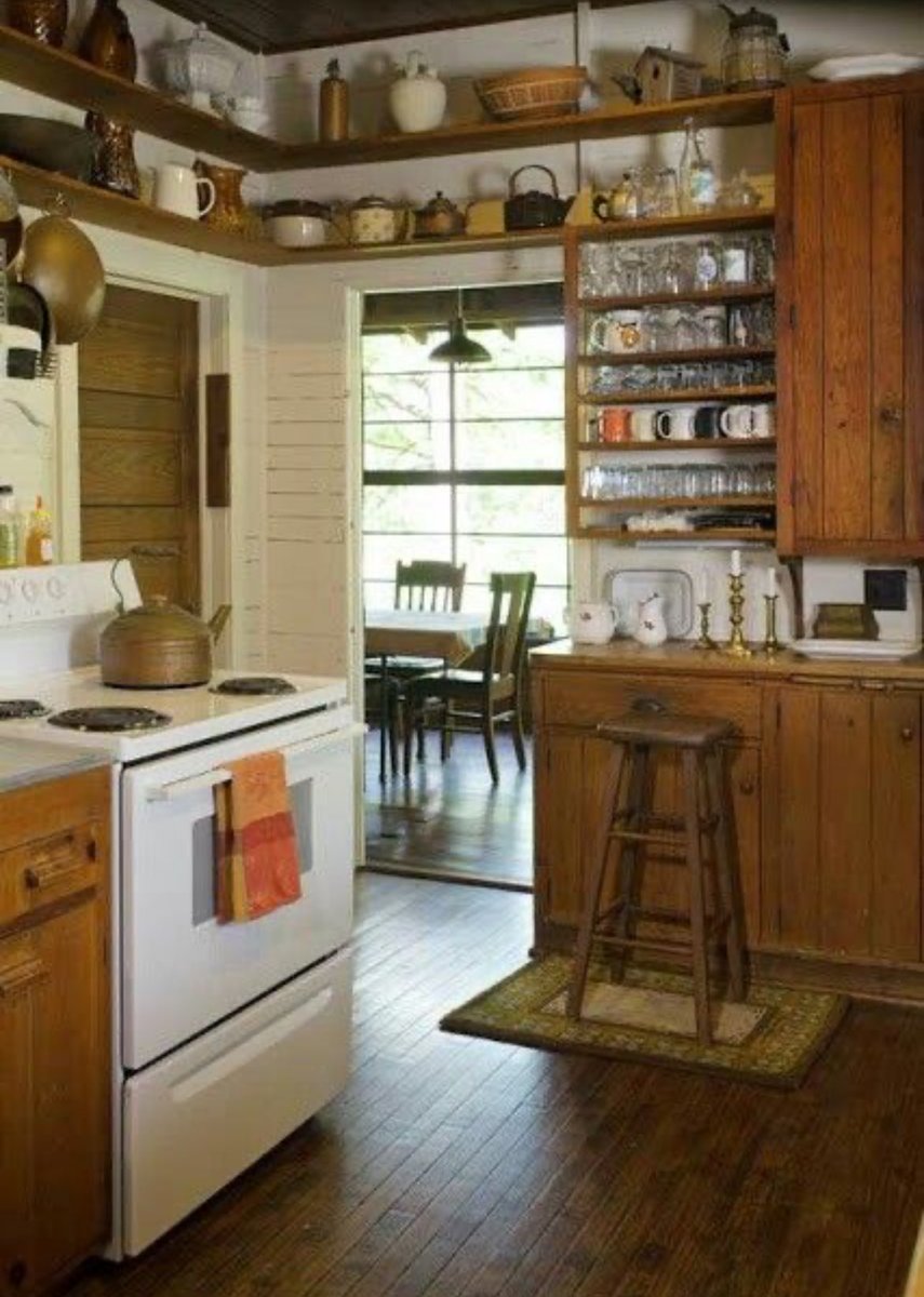 There’s nothing particularly special about this kitchen but you have to ask yourself, why is it so nice?

I think it has to do with scale. You would never see such tight places in a new build house.