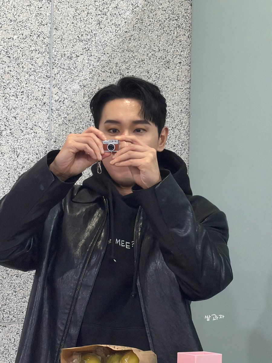 riacball's tweet photo. 260301 보니앤클라이드 막공😭
#조형균 #보니앤클라이드 싸인퇴근길 https://t.co/GT6aK7kYnF