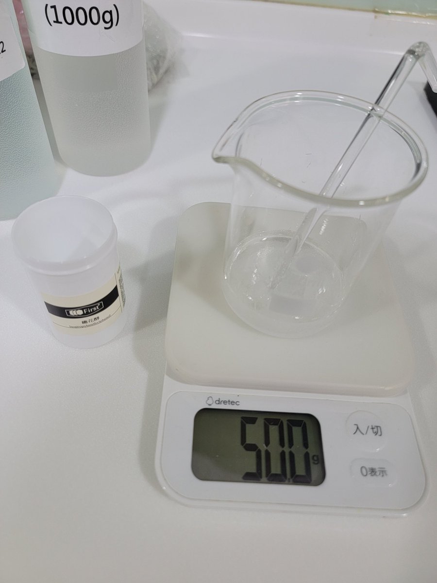 letsshower's tweet photo. 以甘油與1.3丙二醇製作了10%繖花醇預溶液，方便之後製作液態胺基酸皂時使用。
#letsshower
#手工皂 https://t.co/aDNb7lFKOw