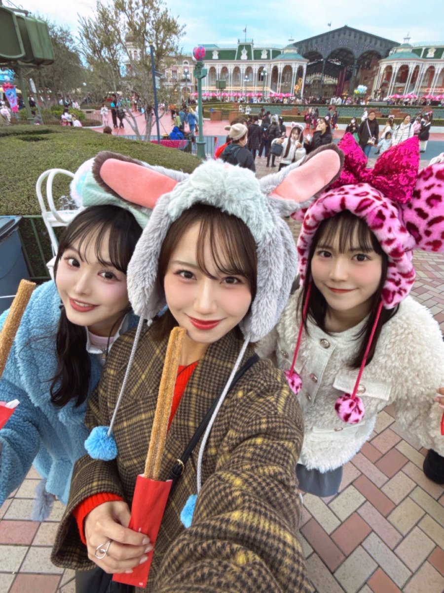 この前りかちゃんとあおいちゃんと ディズニー行ってきたんだー