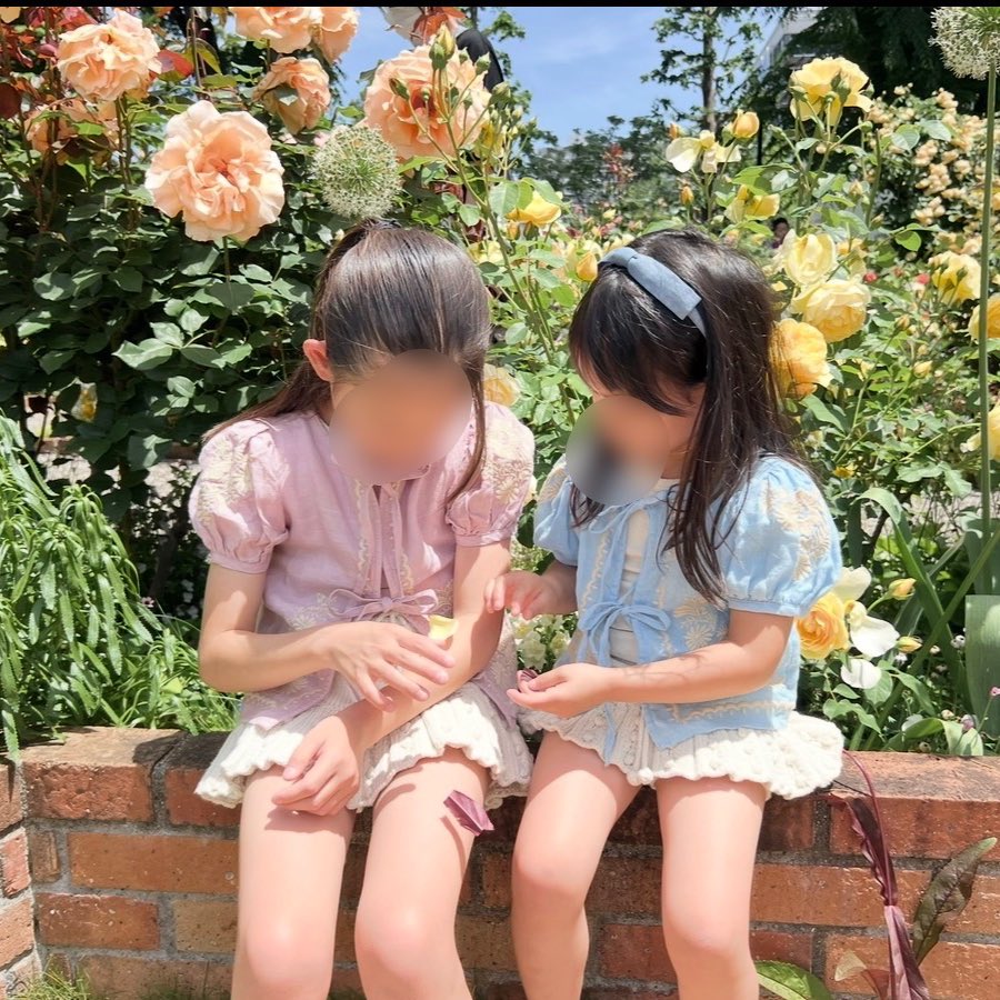 nimoebimms's tweet photo. 孫の代までとっておこうと本気で思った(まだちょっと思っている)apolinaのお宝Stevie、意を決してフリマに出します…🥹✨
愛おしすぎてまだ値段つけれていません…
他にも姉妹お揃いのワンピとかいくつか出してますので、よければ見ていただけると嬉しいです😍 https://t.co/73fIOqt0BA