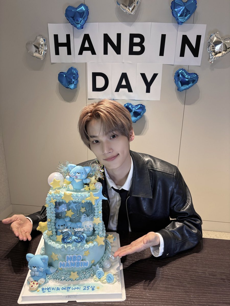 [📸]
❤️HAPPY HANBIN DAY❤️

이븐이네 애둥이 
하루 종일 예쁨 받은 날🫶

#EVNNE #이븐
#박한빈 #PARKHANBIN 
#HAPPYHANBINDAY
#한빈_넌생일완전히축하해야겠지
#예쁜나이_스물다섯살_이븐이네_애둥이