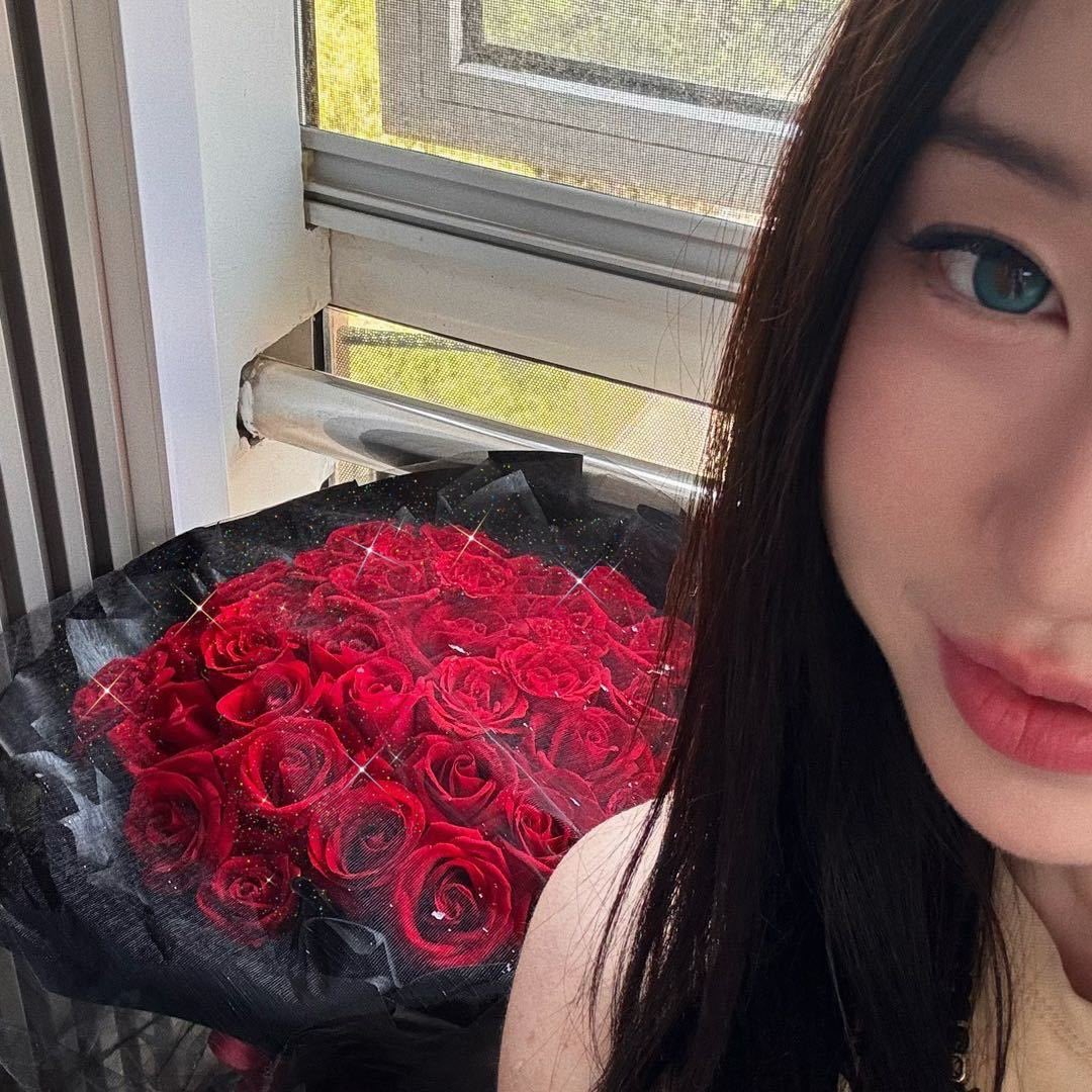 无聊的时候很爱翻看相册，这是我人生中第一次收到鲜花，在2024年的七夕，以前我没收到过鲜花的时候我总觉得它是会枯萎的艳俗的毫无用处的。他说爱我