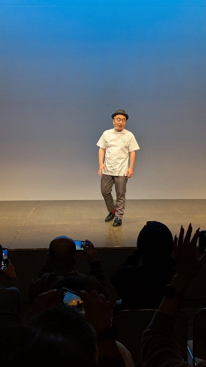 tomgumii's tweet photo. なぜニュースを見るのか。最後に流れたVTRで大泣きしてしまった。森喜朗は腹立つけどおもしろい。
途中に流れてたドリームコアな生成AIのVTRも不穏で怖かった。喜怒哀楽全部感じることができた素晴らしい興行でした。
#明鏡止水2026 https://t.co/QZr0oT9owW