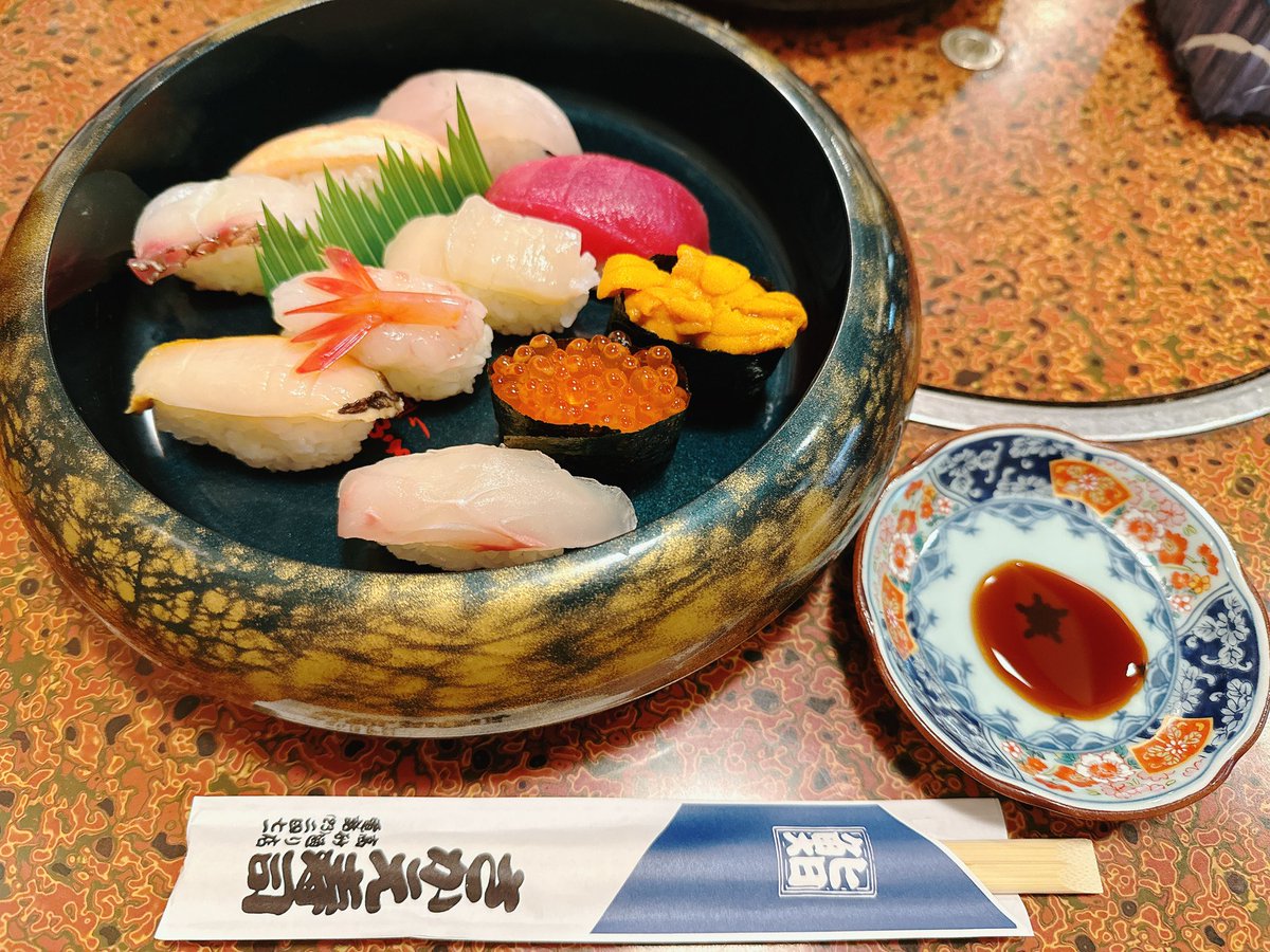 puddinginu's tweet photo. 回ってないお寿司でうに、いくら、蟹入って3000円しないお得ぶり！
海老出汁のお味噌汁も付いてくる！！ https://t.co/9NFsEWUc5y