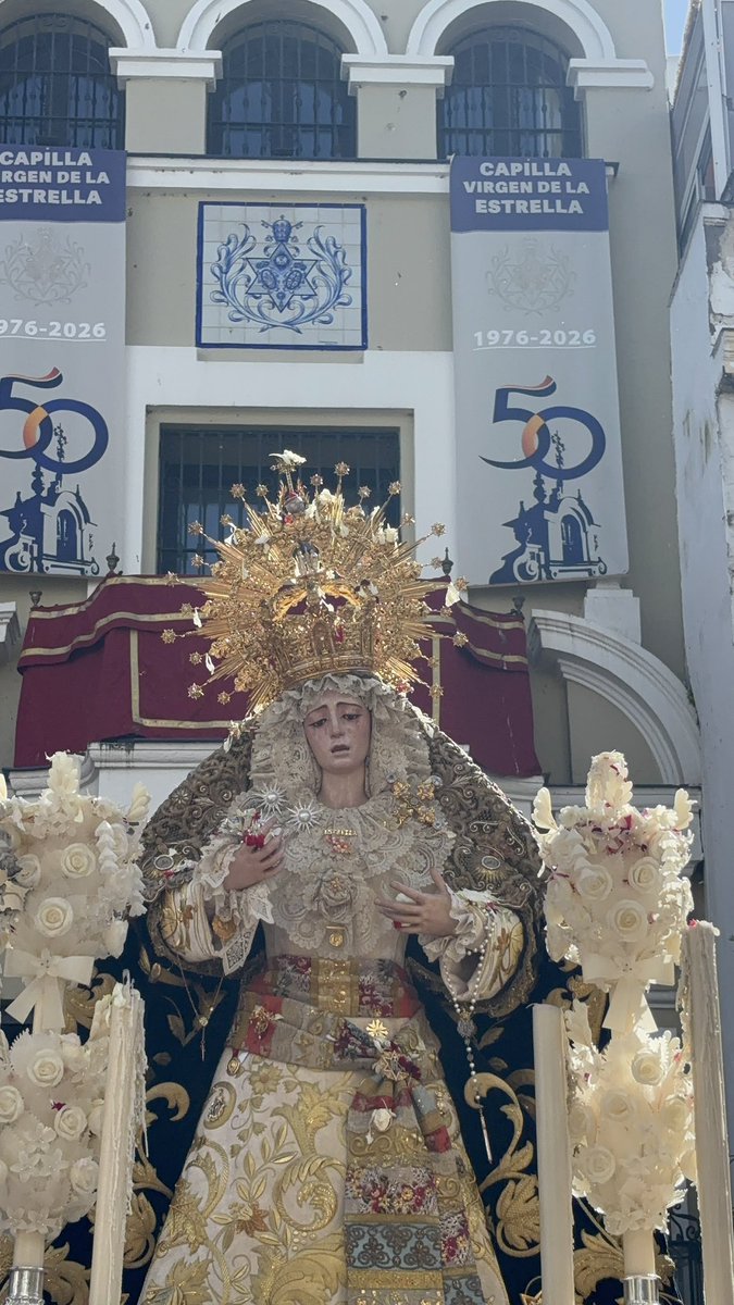 Un auténtico elogio a la luz, un auténtico pregón a la primavera.

Así es la Estrella, así es la mejor Dolorosa de Sevilla.