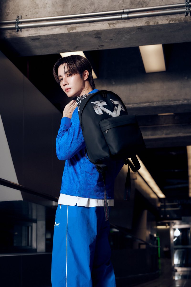ELLEThailand's tweet photo. Paris is calling! ส่องแอร์พอร์ตลุคของ ซี พฤกษ์ @zee_pruk และ นุนิว ชวรินทร์ @CwrNew ก่อนออกเดินทางสู่กรุงปารีส เพื่อเข้าร่วมชมแฟชั่นโชว์ Off-White™ Fall/Winter 2026 ในวันที่ 5 มีนาคม เวลา 17.30 น. ตามเวลาประเทศไทย

#ELLEThailand
#OffWhiteFW26 
#ZeeNunewWithOffWhite
#ZeeNunew https://t.co/xQMLgWfJ9F