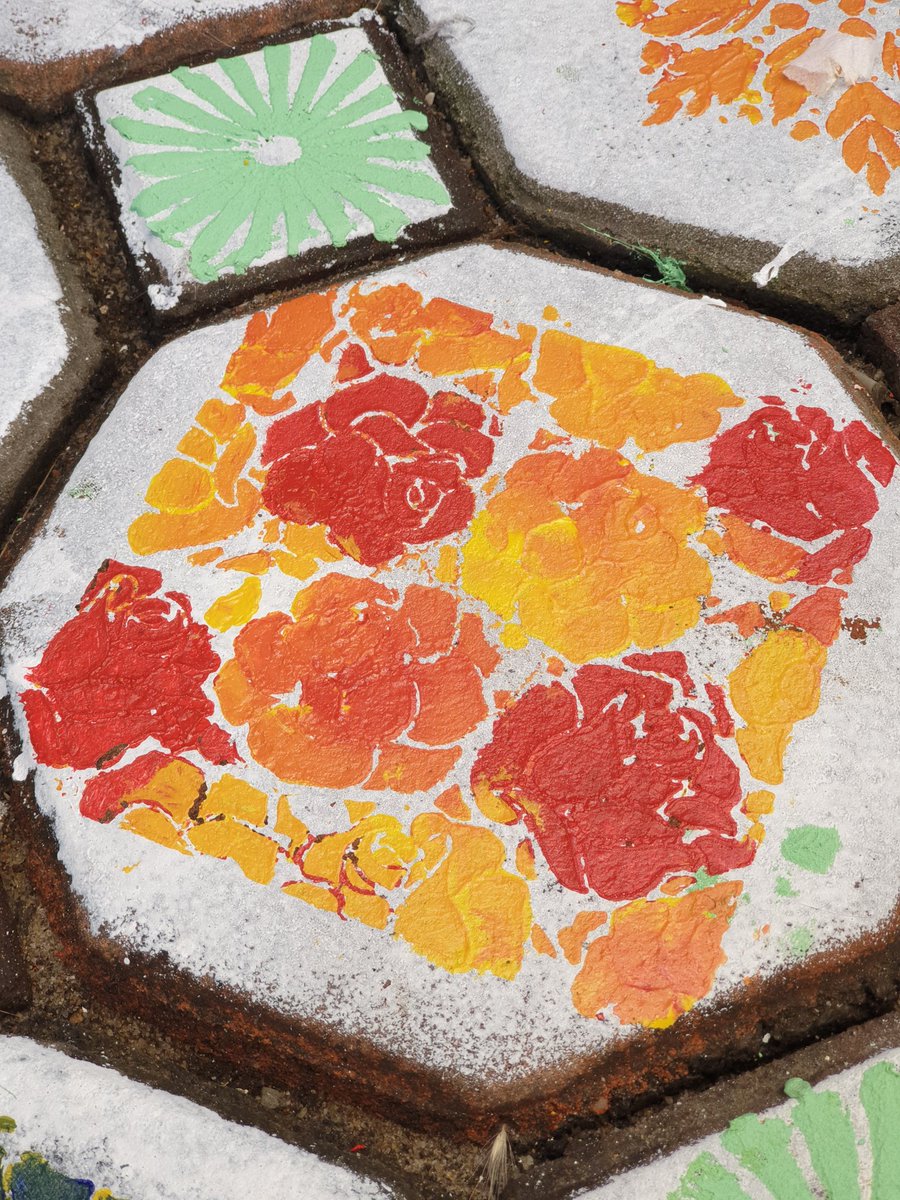 เพื่อนชวนไประบายสีทางเท้าที่วัด