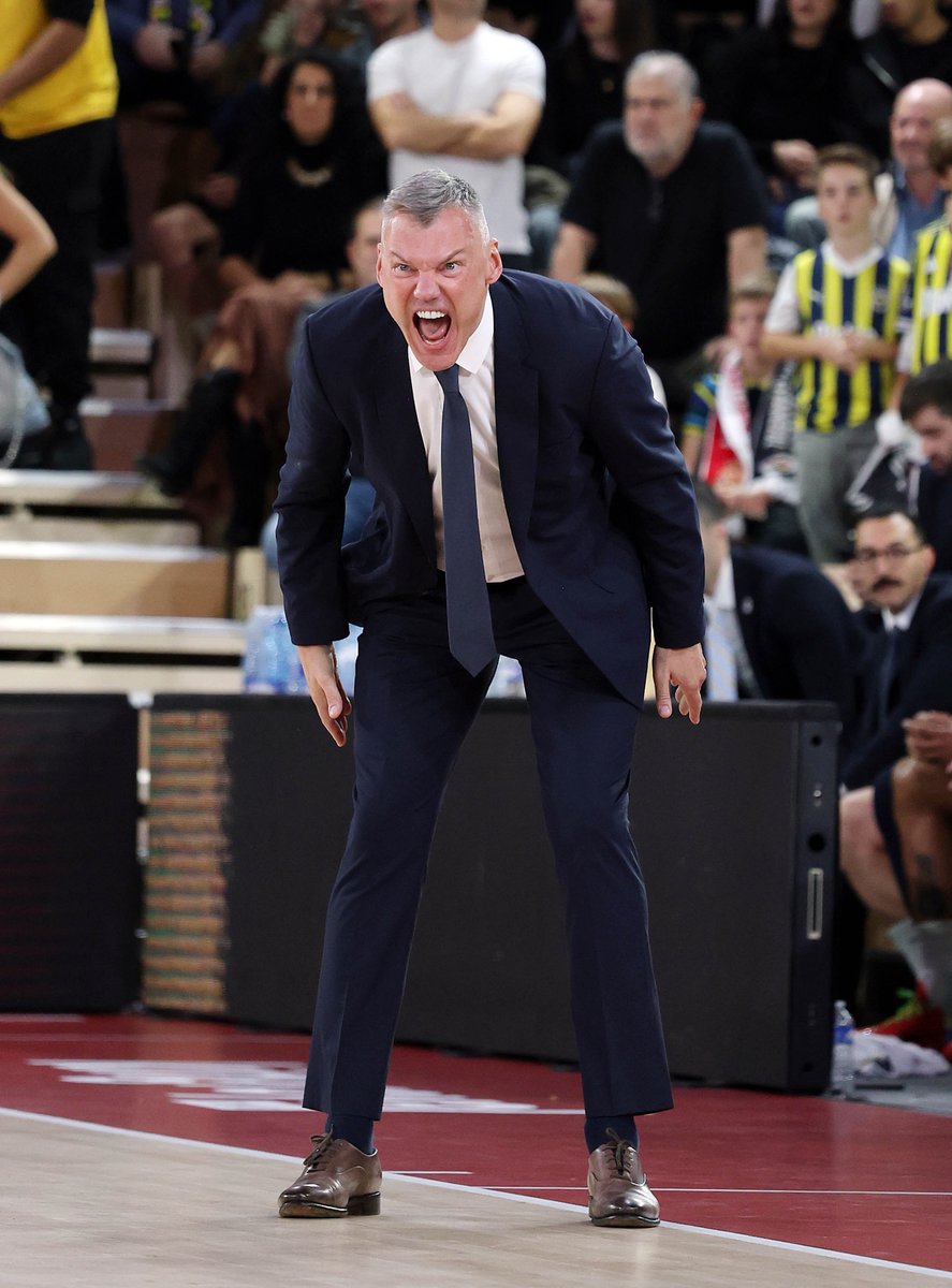 sporx's tweet photo. 🇦🇪Fenerbahçe Beko Başantrenörü Sarunas Jasikevicius, Dubai'de mahsur kaldı. 

👉Dubai Basket yetkilileri, bölgede mahsur kalan isimlere yardımcı olmaya çalışıyor. 

🛣️Sporcuların ve antrenörlerin Avrupa'ya uçuş yapabilmeleri için Umman veya Suudi Arabistan gibi komşu ülkelere kara yoluyla geçişi planlanıyor. (🔗Meridian Sport)