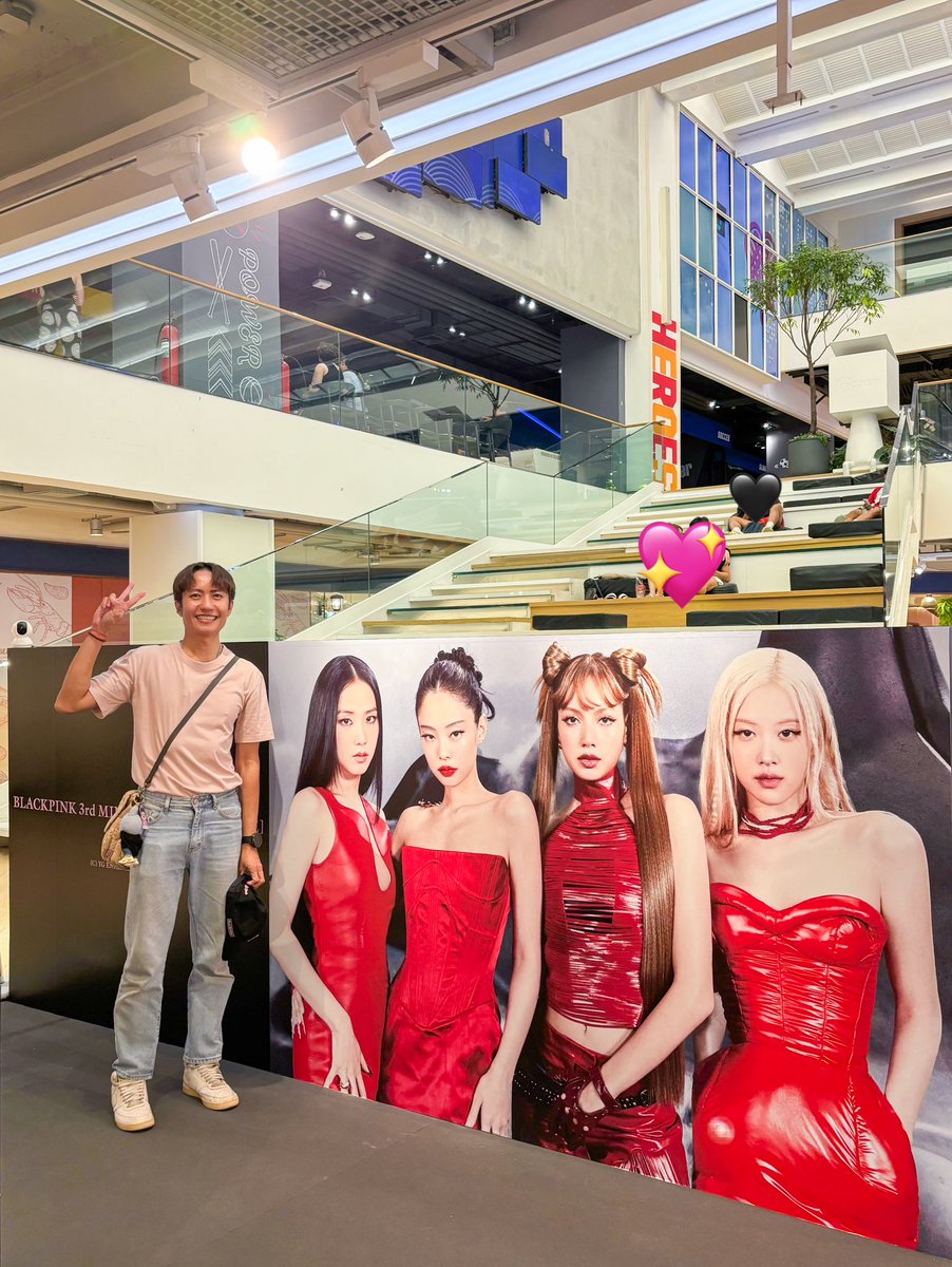 KEN44821510's tweet photo. ไม่ซื้อ ดูอย่างเดียว 😆🖤🩷 BLACKPINK DEADLINE POP-UP Store Siam Discount Bangkok 🇹🇭
@ygofficialblink #lisa #ลิซ่า #popallthat https://t.co/BaDfdBh4vb