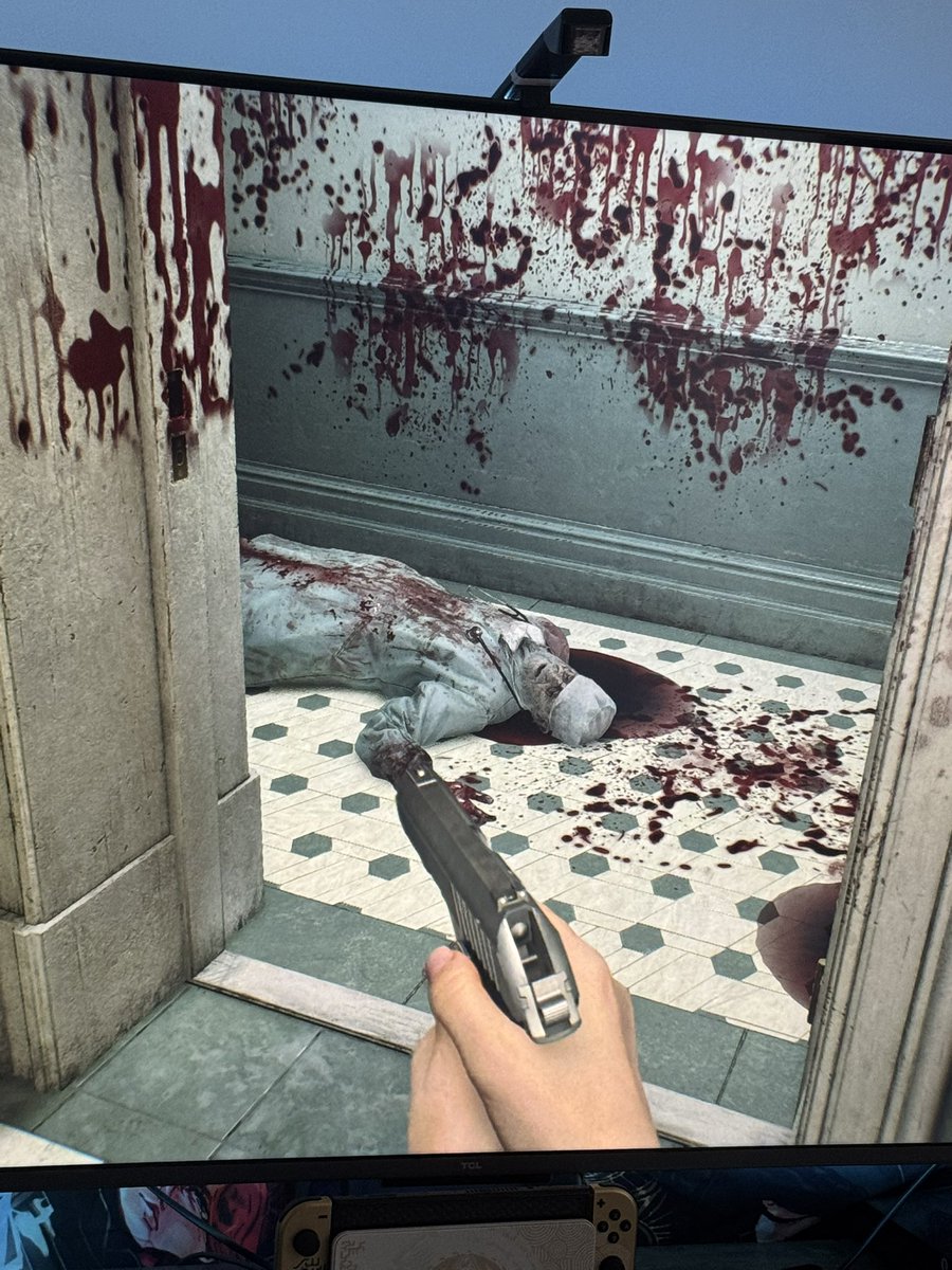 AMIR_ENZY's tweet photo. ولی جدی کپکام یه چی میدونست‌ رو نمیکرد. 🤷‍♂️🍾
Resident Evil 9: Requiem 
#RezaPahlaviForIran
#KingRezaPahlavi
#IranRevolution2026
#IranMassacre
#DigitalBlackOutIran
#ThankYouTrump https://t.co/BjTaprMXYk