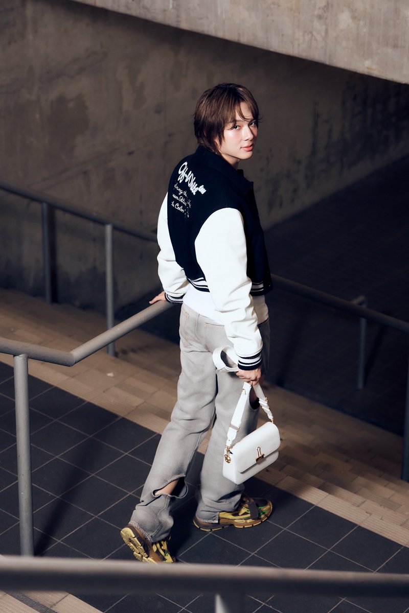 ELLEThailand's tweet photo. Paris is calling! เปิดภาพแอร์พอร์ตลุคของ ซี พฤกษ์ @zee_pruk และ นุนิว ชวรินทร์ @CwrNew ก่อนออกเดินทางสู่กรุงปารีส เพื่อเข้าร่วมชมแฟชั่นโชว์ Off-White™ Fall/Winter 2026 ในวันที่ 5 มีนาคม เวลา 17.30 น. ตามเวลาประเทศไทย

#ELLEThailand
#OffWhiteFW26 
#ZeeNunewWithOffWhite
#ZeeNunew https://t.co/Ya7EjEMep5