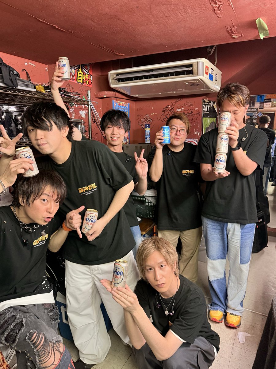 VERYGOO_JP's tweet photo. 【睦月周平/馬渕直純】

Kiramune Presents
Tetsuya Kakihara Live Tour 2025-2026
ENJOYFUL!!!!!!!!!!!!!!!

沖縄公演終了🍺
睦月周平と馬渕直純がギターで参加しています🎸🎸
本日もありがとうございました✨

本日の馬渕ヘアメイク🪮
アシスタントくまちゃん、スプレー担当に昇格しました🐻
そして終演後に徹也さんとバンドメンバーと乾杯📸

次は3/27ファイナル神奈川公演🔥
よろしくお願いいたします‼️

#柿原徹也
#Kiramune 
#ENJOYFUL