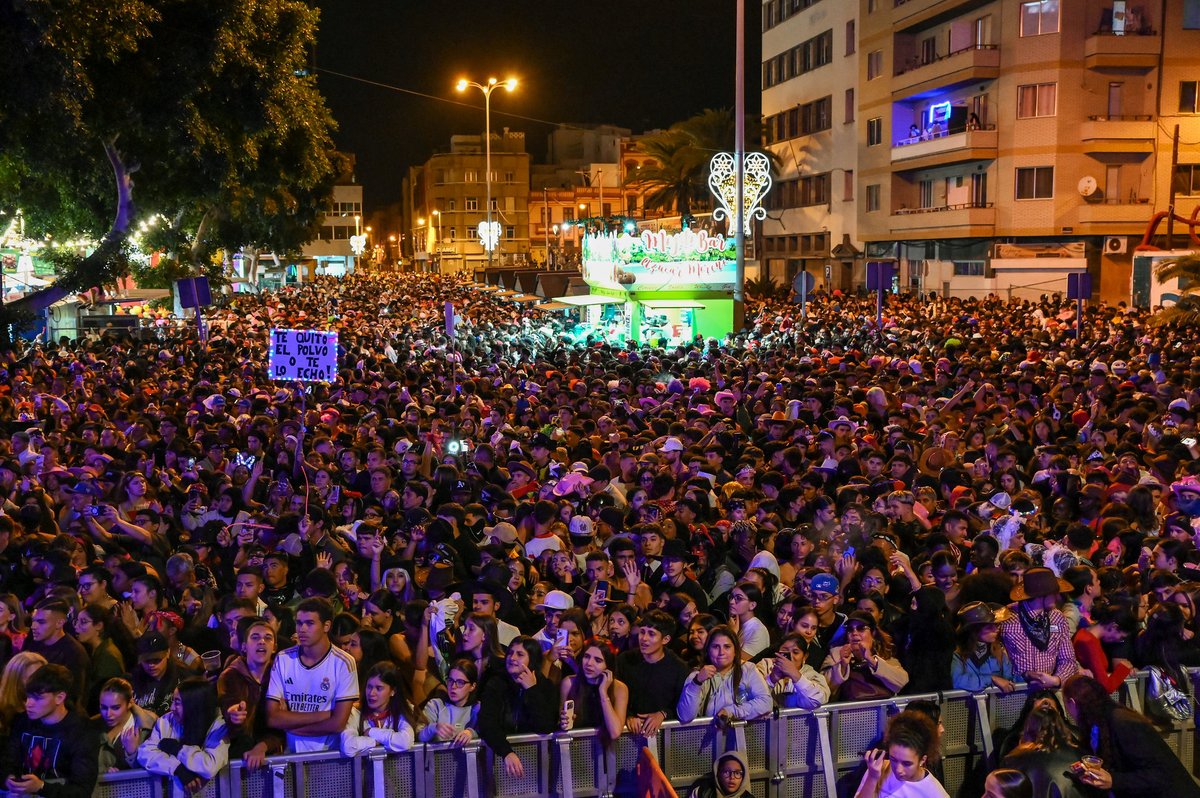 lpacarnival's tweet photo. Only a night after, Ozuna, did it again and brought together thousands of people https://t.co/KlpOLIA7tt
