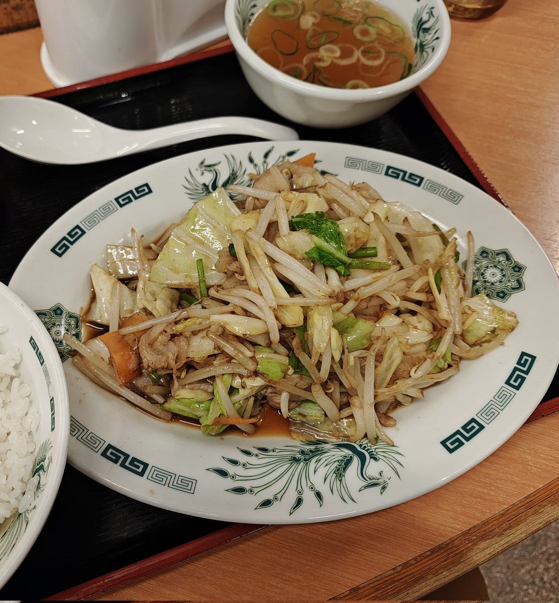 一人打ち上げで日高屋の肉野菜炒め定食。　飲まないので食事のみで。　飛田給から地元に帰って来るよりアリーナから飛田給駅までの方が時間かかったわ。　ところで肉野菜炒めなのに肉少ないな…。　これならただの野菜炒めで良いわ。