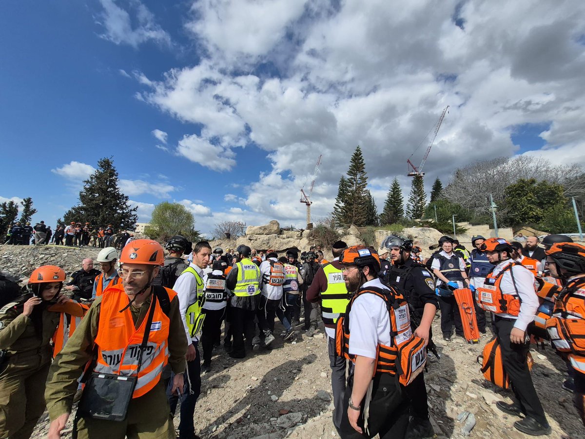 נקבע מותם של ארבעה בני אדם שנפצעו בזירת הפגיעה הישירה בבית שמש, סריקות אחר לכודים נוספים
bit.ly/40DMN4A

<a href="/OrHeller/">Or Heller אור הלר</a> | <a href="/Yossi_eli/">Yossi Eli</a> | <a href="/RotemGolan_/">רותם גולן – Rotem Golan</a>