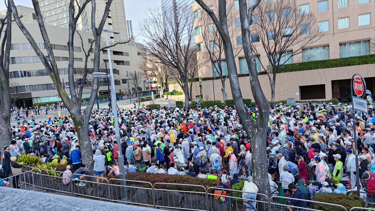 ameria_walker's tweet photo. トチョウ・ハカイルにて、大規模PvPフロントライン強行戦 #東京マラソン がありました🏃🏃‍♀️🏃‍♂️
会社の人も参加してますが、絶対にヒカセンも大勢参加してますよね？

皆さん、頭上にネームプレートを付くてくれないとです😊
応援のあとは #シャキシャキメテオ です

だいたいこんな感じ https://t.co/cNhWwhBtWu