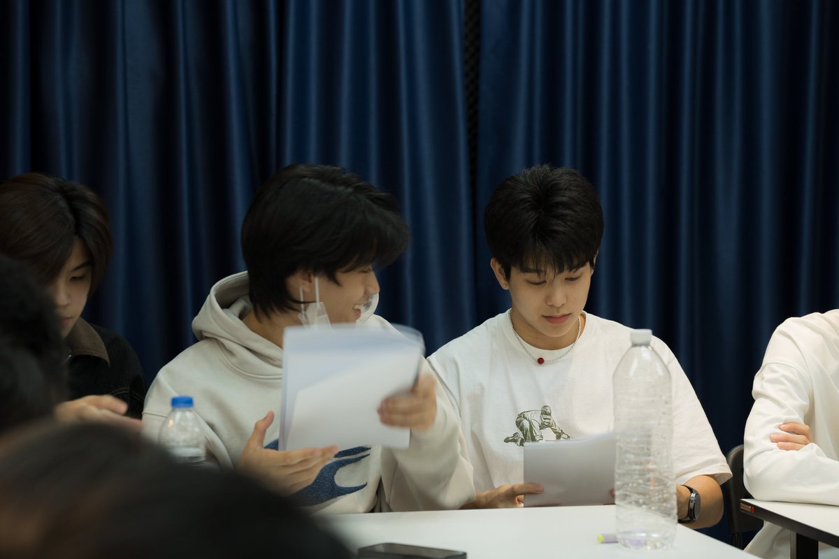 woopmag's tweet photo. “Love ยกกำลัง 3” เตรียมพร้อมเปิด “หลักสูตร(รัก) ภาคบังคับ” แล้วเร็วๆนี้
#FirstReadLovex3
#Lovex3
#tia51
ภาพเพิ่มเติม: 📌
https://t.co/k9RzjXpK3k
ประกาศจากโรงเรียนทัพฟ้าวิทยา หลังจากปล่อย Pilot และปรับปรุงหลักสูตร ได้เวลาของการเดินหน้าเตรียมเข้าสู่หลักสูตร (รัก) ภาคบังคับ กับการเตรียมตัวอ่านบทของเหล่านักแสดงในเรื่อง เรียกได้ว่าเป็นการรวมตัวของเหล่านักแสดงทั้งหมดของซีรีส์อีกครั้ง ทั้งการ workshop แบบเข้าคู่ และกลุ่มเพื่อน พร้อมทั้งอ่านบทเข้าคาแรกเตอร์ของแต่ละตนไปพร้อมกัน เป็นบรยากาศที่เต็มไปด้วยความสุข สนุก อบอุ่น และพลังของความพร้อมของทุกคนที่จะเดินหน้าไปด้วยกันอย่างเต็มที่
เตรียมใจของทุกคนเอาไว้ให้พร้อม เพราะงานนี้เหล่านักเรียนตัวแสบจากทัพฟ้าวิทยาลัย จะเข้ามาป่วนหัวใจทุกคนให้ต้องตกหลุมรักไปด้วยกันแบบยกกำลัง 3
ติดตามความจิ้น สุดฟินได้ทาง tia51 officialทุกช่องทาง