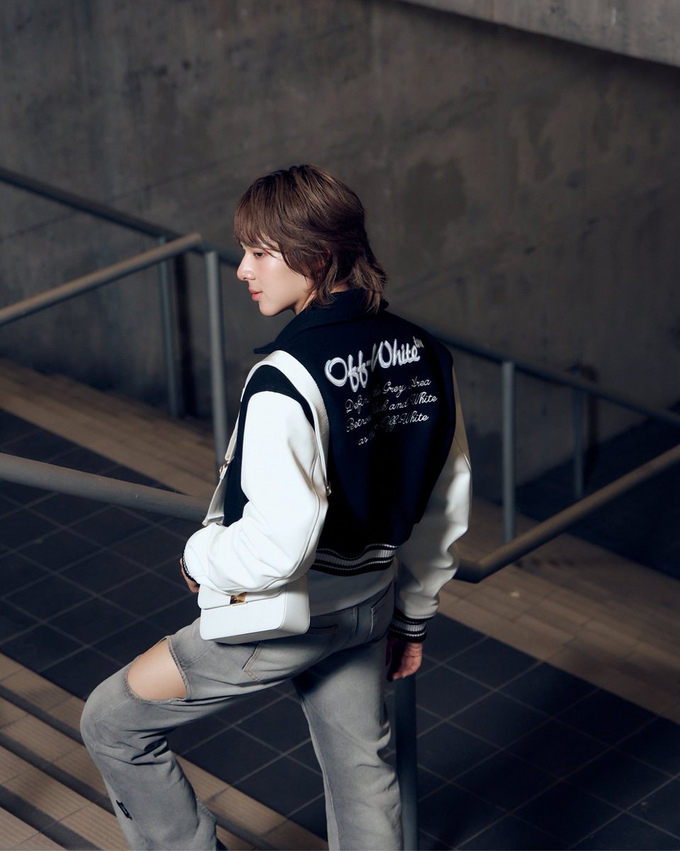 โดยทั้งหนุ่มซี และนุนิว ต่างก็มาในโททัลลุคจาก Off-White โดยผู้อำนวยการสร้างสรรค์ของแบรนด์อย่าง Ib Kamara

แล้วคุณล่ะชอบลุคนี้ของสองหนุ่มซี ยุนิวกันหรือเปล่า?

#MensFolioThailand 
#OffWhite
#OffWhiteFW26
#ZeeNunewWithOffWhite