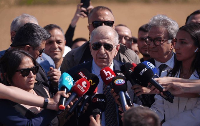 Ümit Özdağ:
“Yürüyen proje Büyük Kürdistan projesidir. Irak ve Suriye ayakları tamamlandı. Şimdi sıra İran’da. 

Ancak başarılı olup olmayacağı henüz belli değil. 

Eğer İran’da rejim çöker ve iç savaş başlarsa Irak ve Suriye’de parçalanma süreci hızlanır.

 İran direnir ise