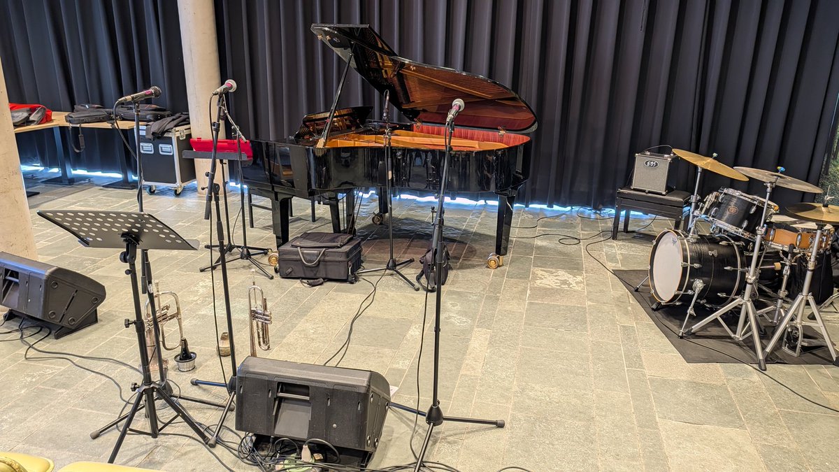discappy's tweet photo. Vanmiddag techniek verzorgen bij Jazz @ de Bieb @BiebAlmelo https://t.co/NZUx3ncRJD
