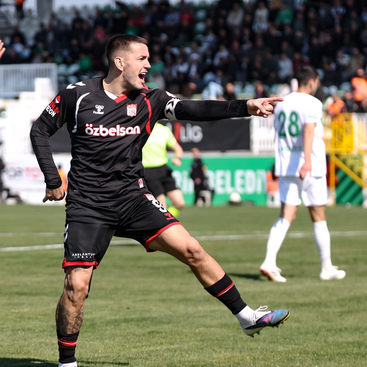 “Evin için savaşırsın bu hayatta.” ❤️🏠

Sivasspor’a döndüğünden beri Rey Manaj:

⚽️ 5 maç
🔥 4 gol
🎯 1 asist