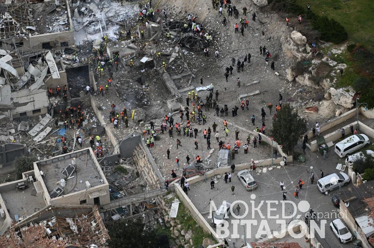 Impacto mortal en Beit Shemesh: víctimas en estado crítico y operación de rescate en curso

El vocero de las FDI informó que fuerzas de rescate del Comando del Frente Interno, junto a numerosos equipos médicos y un helicóptero para evacuación de heridos, operan en la zona del