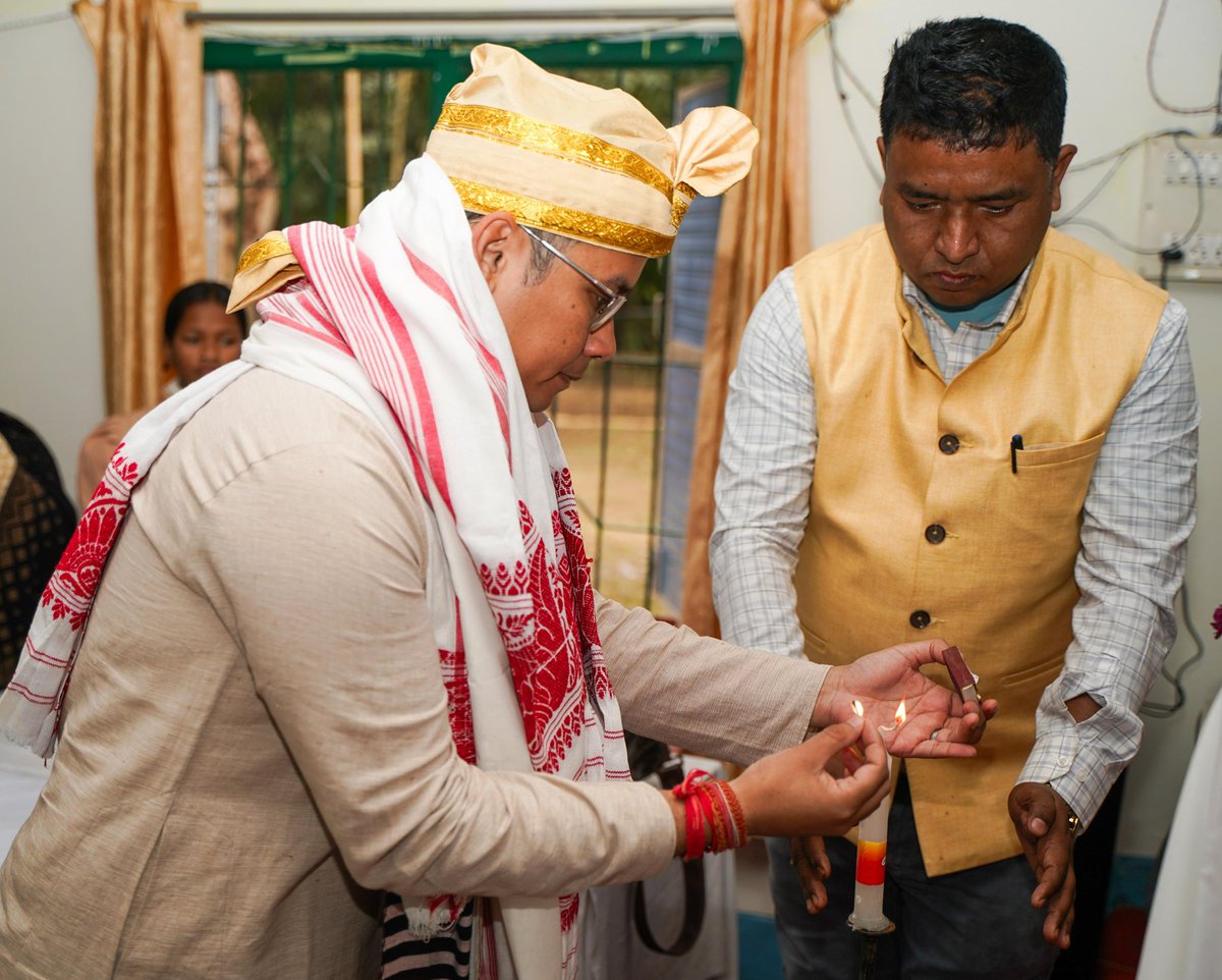 INCAssam's tweet photo. Today during the #XomoyPoribortonJatra the Congress leadership visited the Ghinai Baptist Church in Naharkatia constituency and sought divine blessings for peace, harmony, and progress in Assam.

Shri @GauravGogoiAsm ji,  Shri @DsaikiaOfficial ji, Shri @PSGhatowar ji, and Shri @pradyutbordoloi ji interacted with tea garden workers outside the Church.

With this love and blessings of people , we will build a better Assam!

#AssamWithCongress
#এইবাৰ_কংগ্ৰেছ
#কংগ্ৰেছ_আহিব_অসম_আগবাঢ়িব
#XomoyPoribortonorJatra