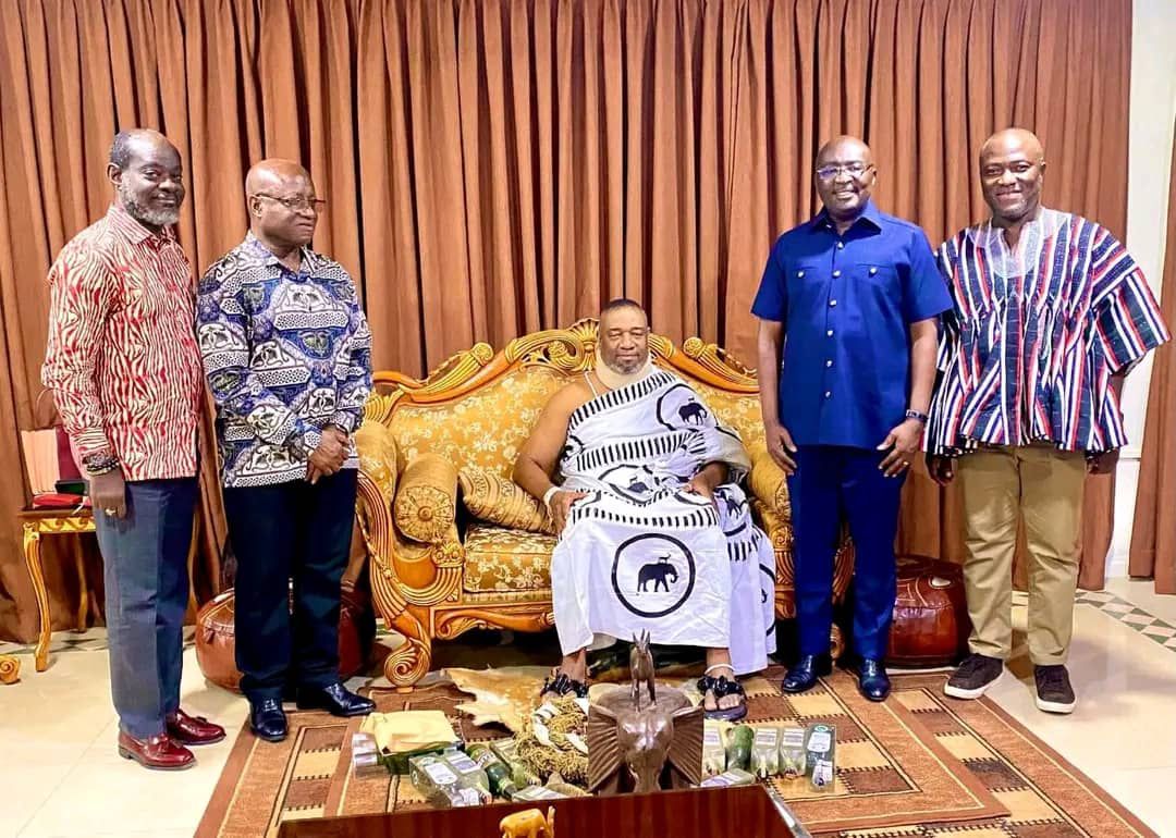 HJakeya's tweet photo. Good one there Dr BAWUMIA.

Indeed Dr BAWUMIA is exhibiting his strong regards for the traditional authority. https://t.co/SI3tmMSWGX